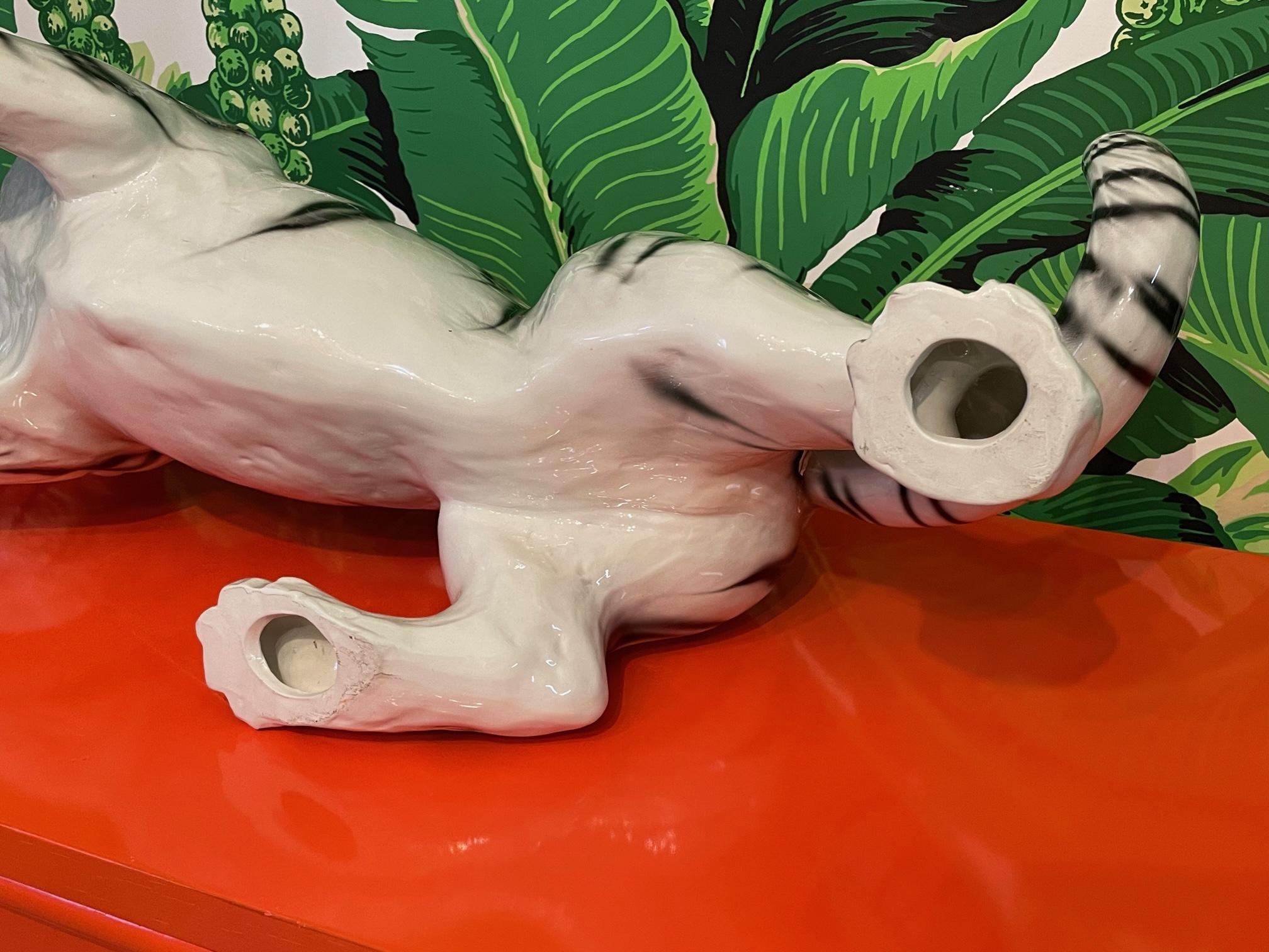 Große crouching weiße Tigerstatue aus Keramik im Angebot 3