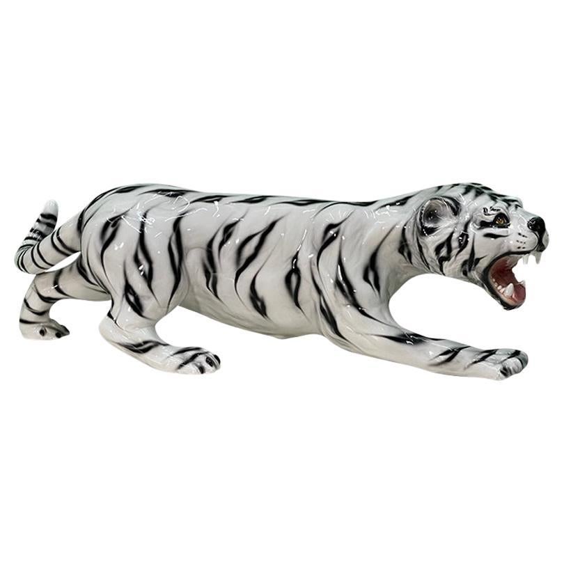 Grande statue de tigre blanc en céramique enroulée en vente