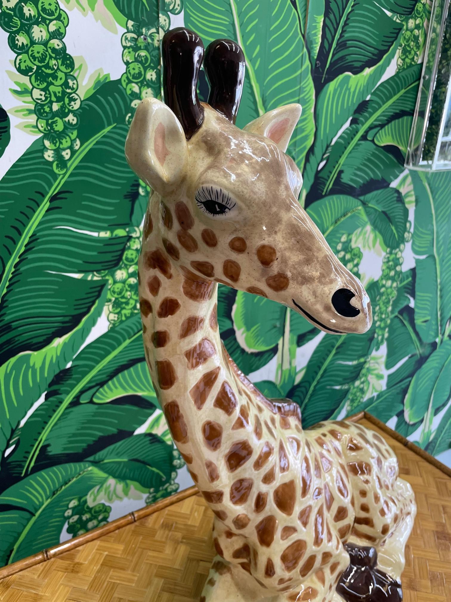 Hollywood Regency Grande statue de girafe assise en céramique en vente