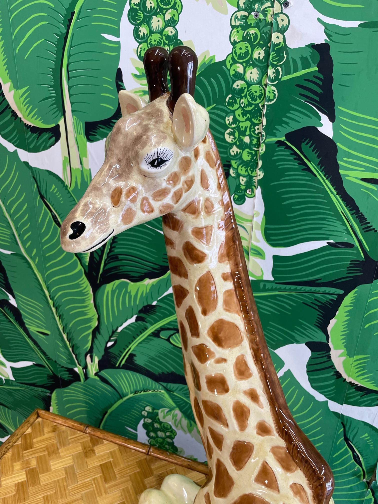 Grande statue de girafe assise en céramique Bon état - En vente à Jacksonville, FL