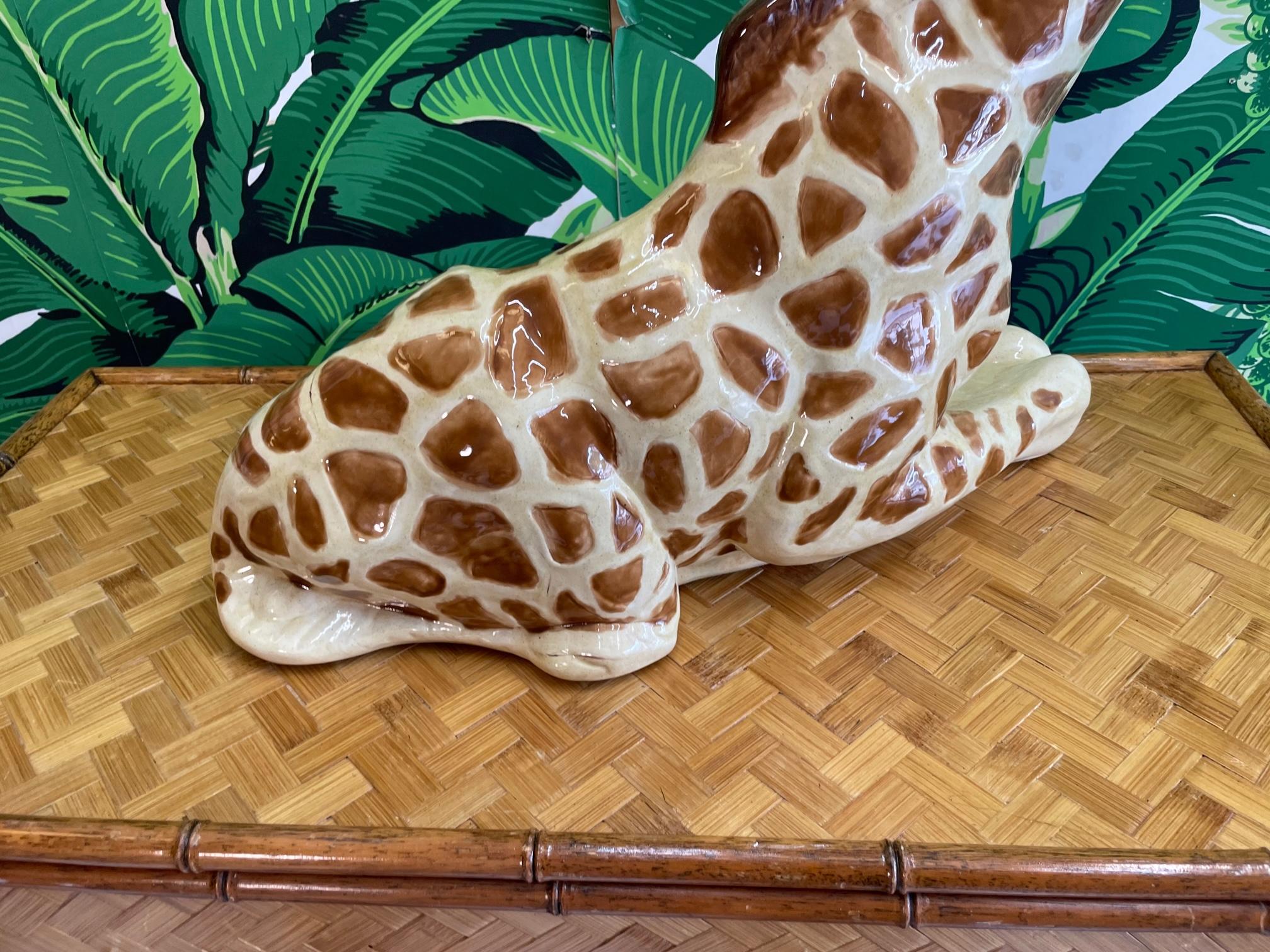 Grande statue de girafe assise en céramique en vente 1