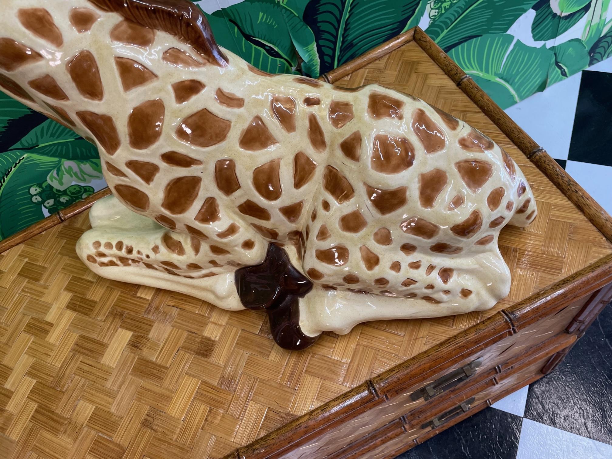 Grande statue de girafe assise en céramique en vente 2
