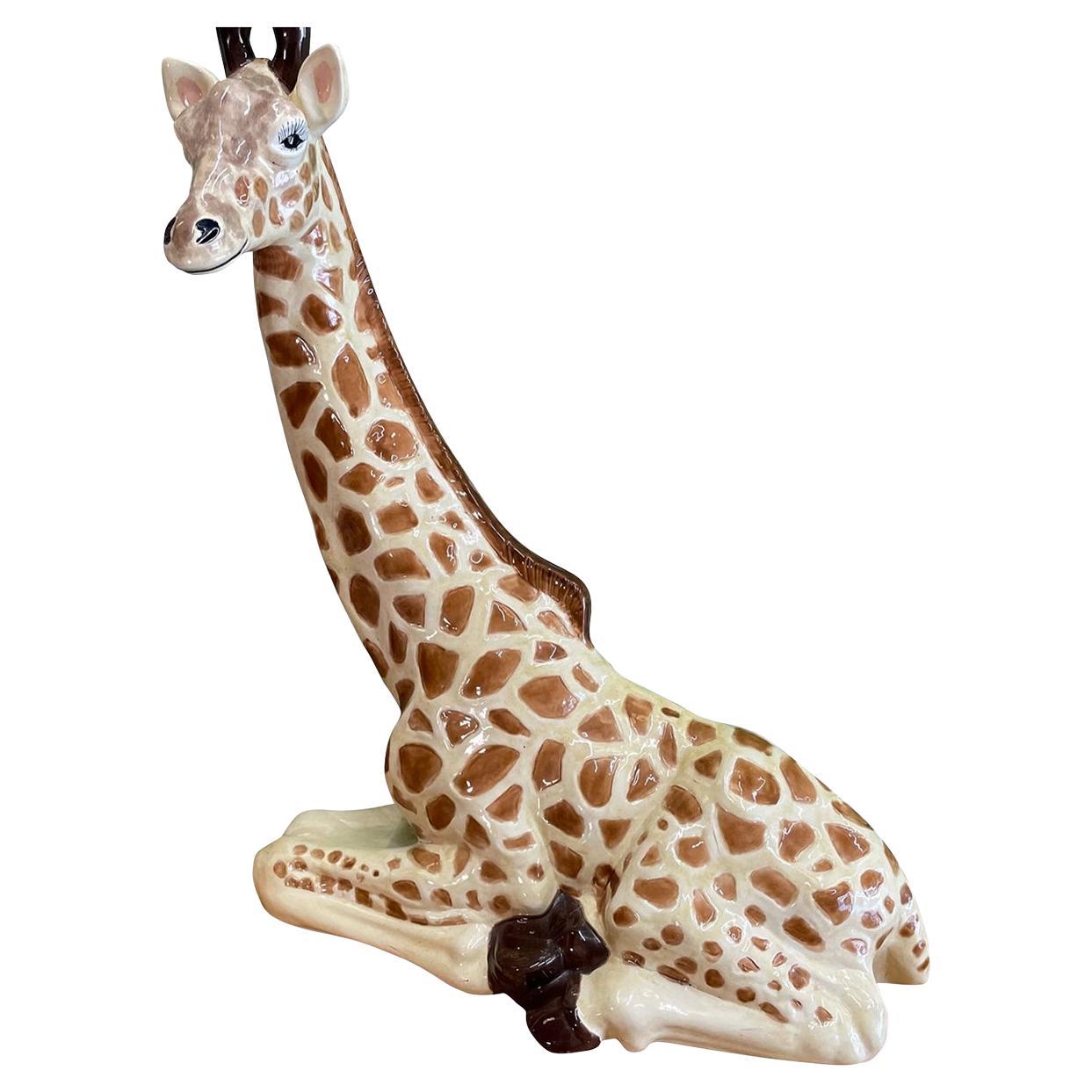 Grande statue de girafe assise en céramique en vente
