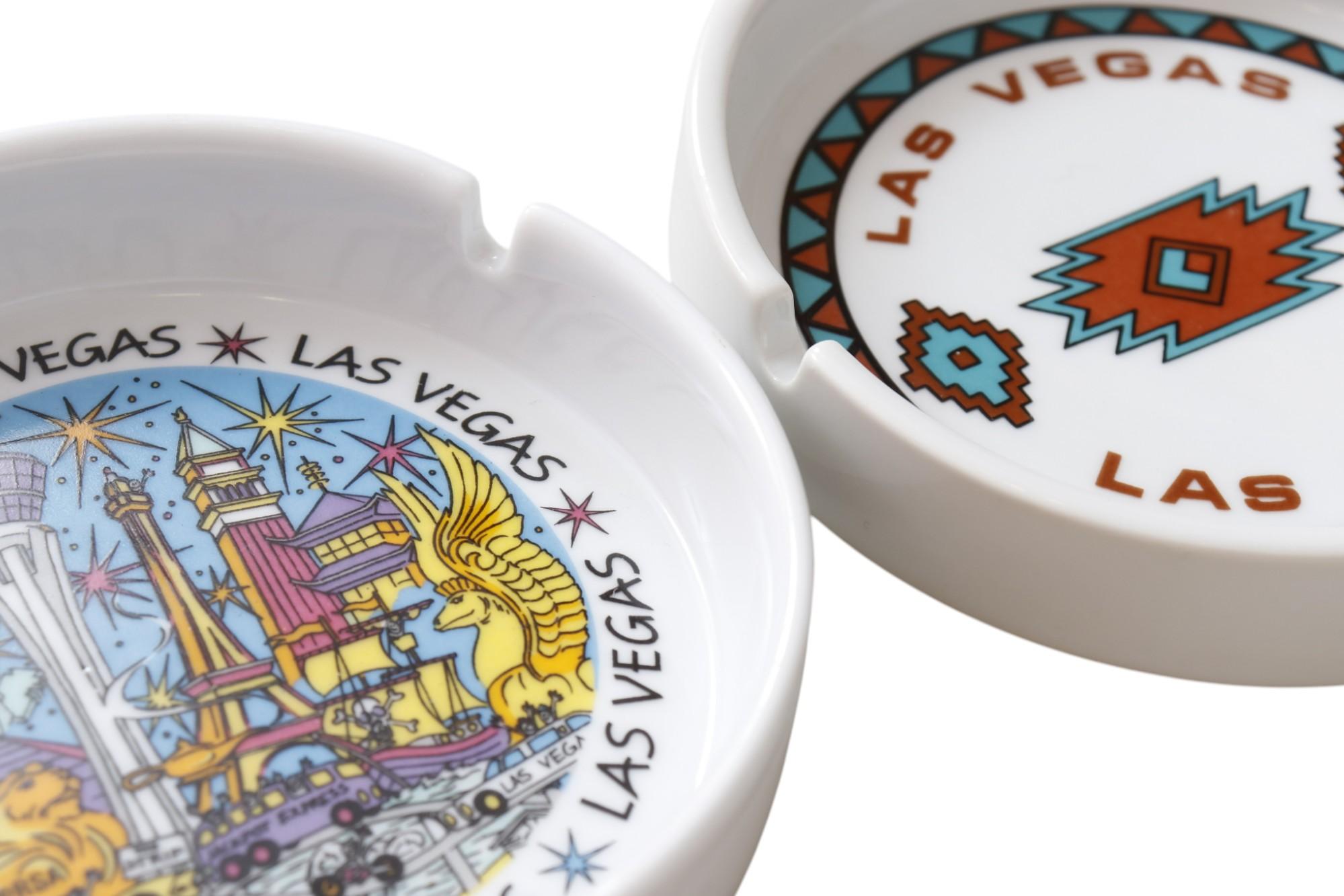 Ceramic Las Vegas Ashtrays, a Pair In Good Condition For Sale In Bradenton, FL