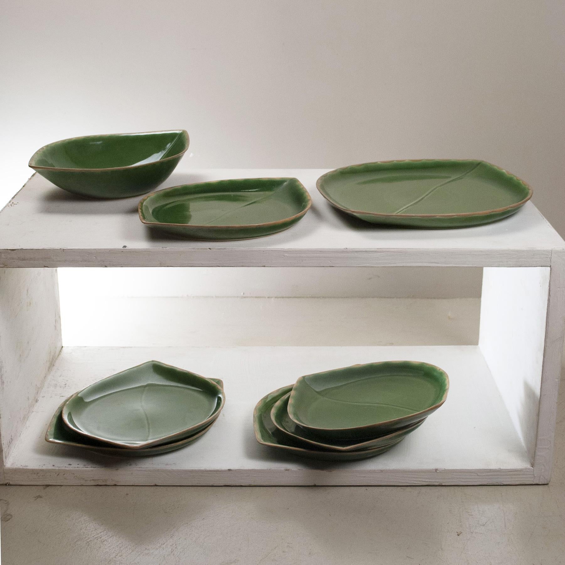Vajilla para 6 personas más un plato grande de servir y una bandeja honda, producción SKI de los años 60.

Dimensiones:
Plato grande para servir 41 × 32 cm, altura 3 cm
Plato de comedor 31 y para 25 altura 3 cm
Bandeja 30 × 23 altura 7 cm.