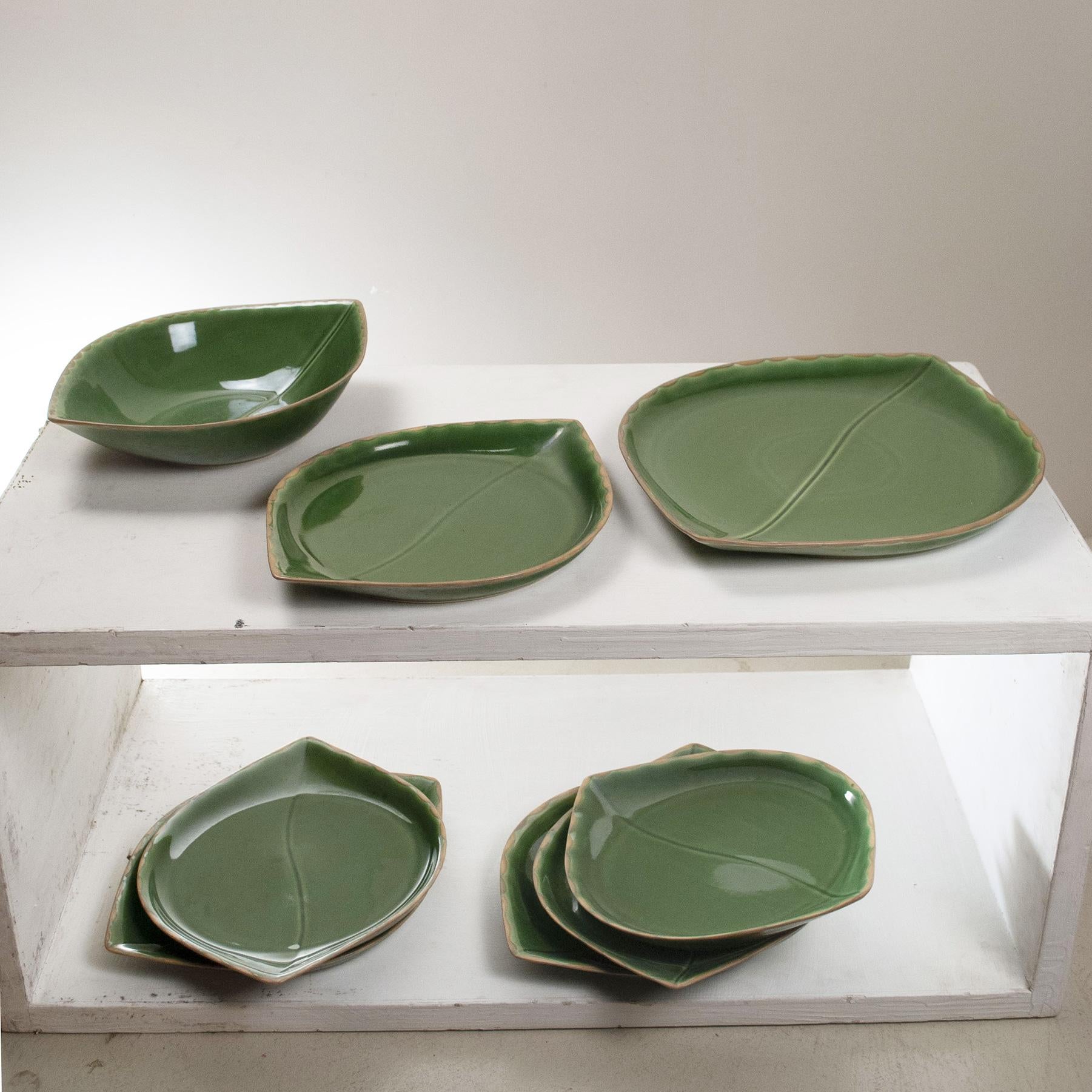 Mid-Century Modern Ensemble d'assiettes à feuilles en céramique - Modèle Edera des années 60 en vente