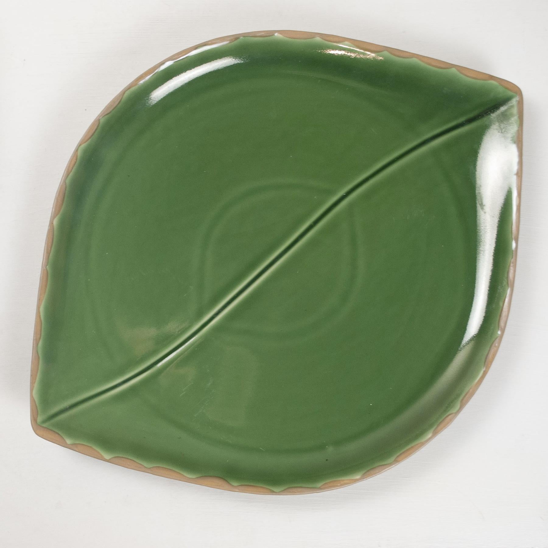 Vernissé Ensemble d'assiettes à feuilles en céramique - Modèle Edera des années 60 en vente