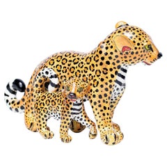 Scultura in ceramica con leopardo e bambino, realizzata a mano in Sudafrica