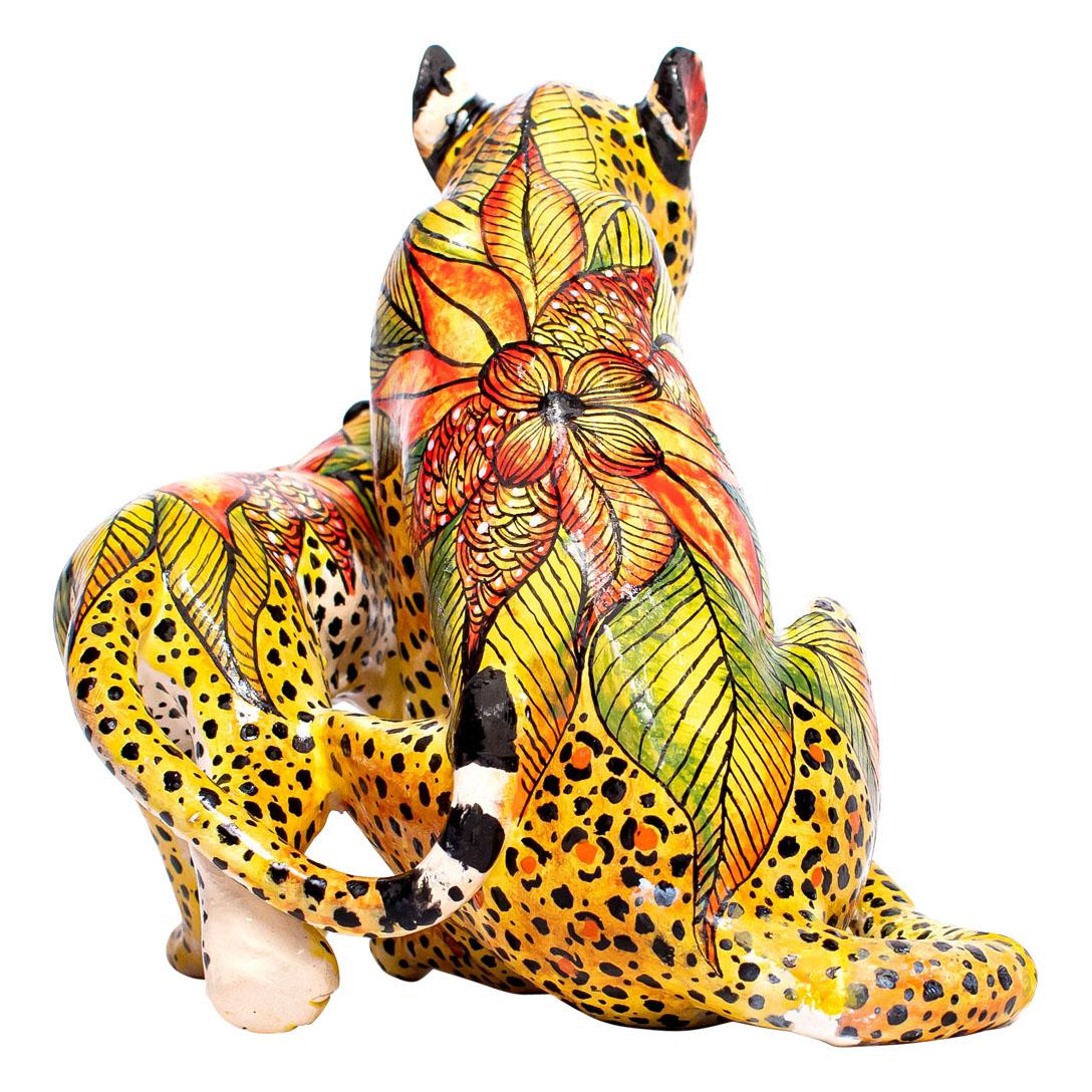 Esculpida a mano por Thabo y meticulosamente pintada a mano por Nqobile en Wiseman Ceramics de Sudáfrica, esta escultura de cerámica de Leopardo con cachorro mide 15 cm de alto, con unas dimensiones de 15 cm de largo y 15 cm de ancho. Diseñada por