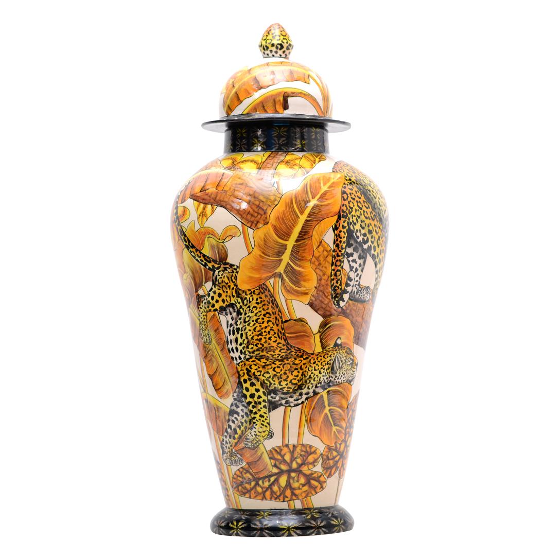 
Voici la magnifique urne en céramique en forme de léopard, un chef-d'œuvre né des mains habiles de Senzo Duma Ceramics au cœur de l'Afrique du Sud. Fabriquée avec une attention méticuleuse aux détails, cette urne incarne l'esprit de la majestueuse