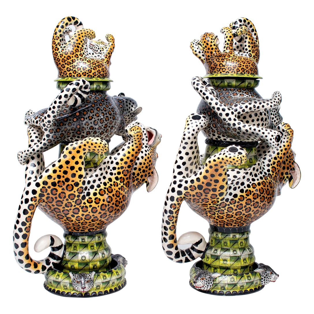 Coppia di urne leopardate
La coppia di urne Leopard è uno straordinario pezzo d'arte decorativa in ceramica che cattura la feroce bellezza e l'eleganza della fauna selvatica del Sudafrica. Realizzate da Love Art Ceramic nel 2024, queste splendide