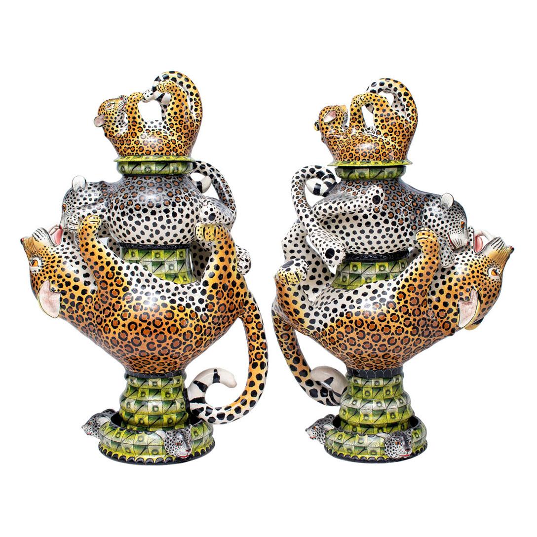 Moderno Coppia di urne leopardate in ceramica, realizzate a mano in Sudafrica in vendita