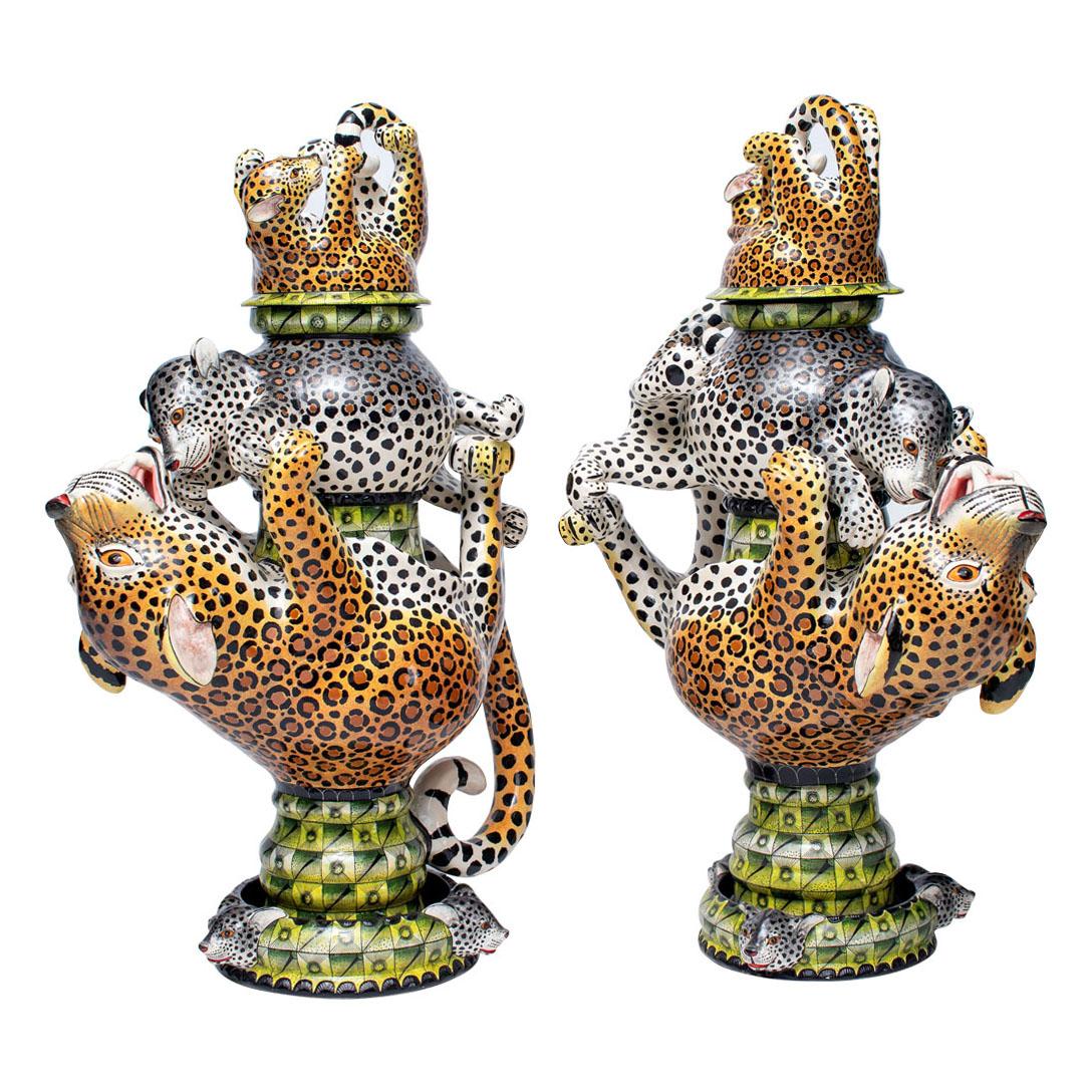 Sudafricano Coppia di urne leopardate in ceramica, realizzate a mano in Sudafrica in vendita