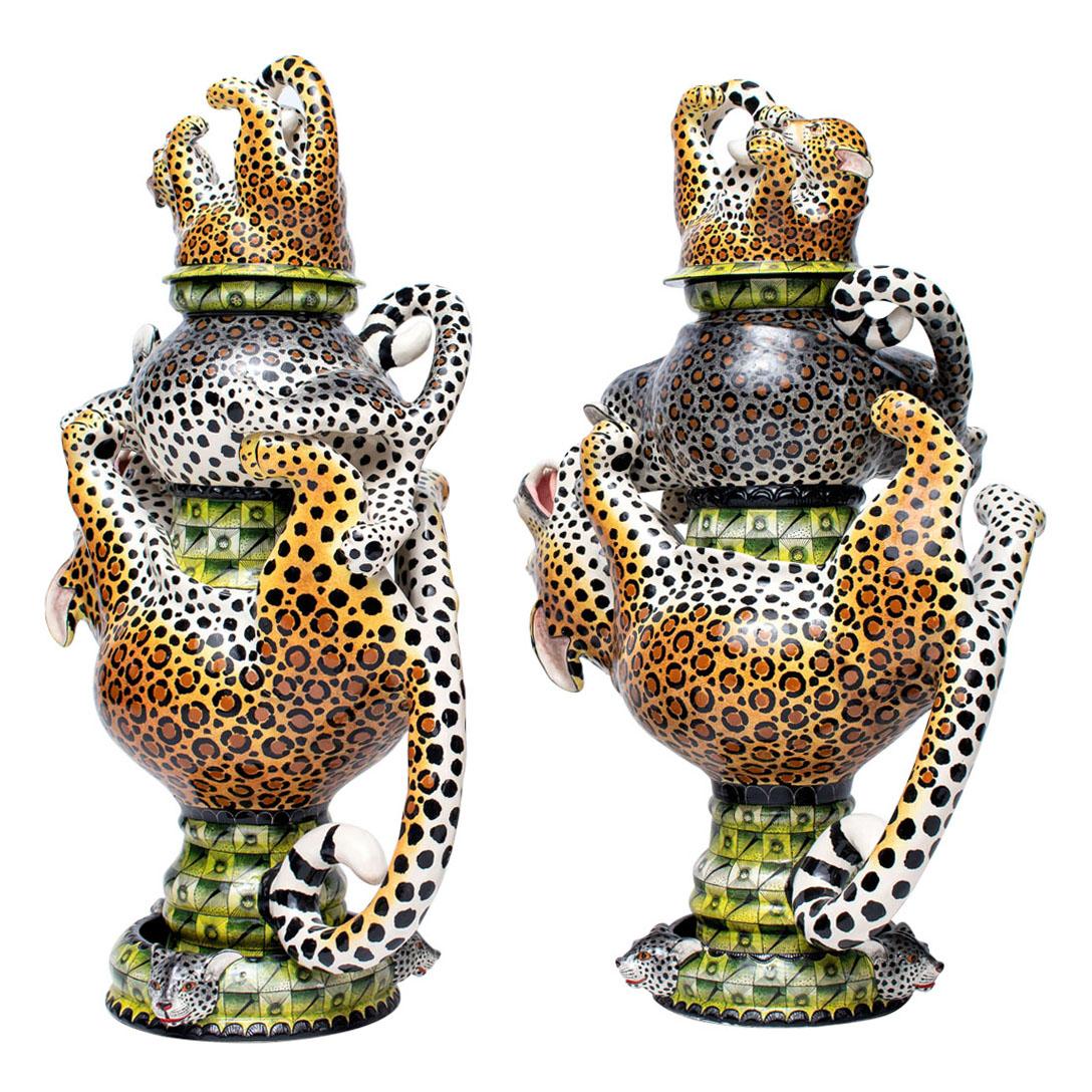 Cotto in fornace Coppia di urne leopardate in ceramica, realizzate a mano in Sudafrica in vendita