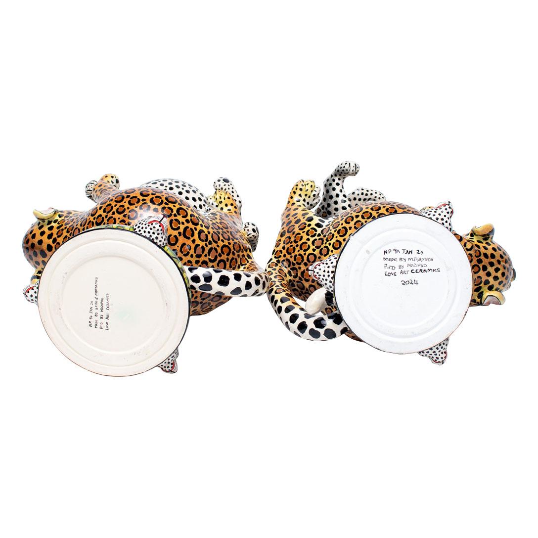 Coppia di urne leopardate in ceramica, realizzate a mano in Sudafrica In condizioni ottime in vendita a North Miami, FL