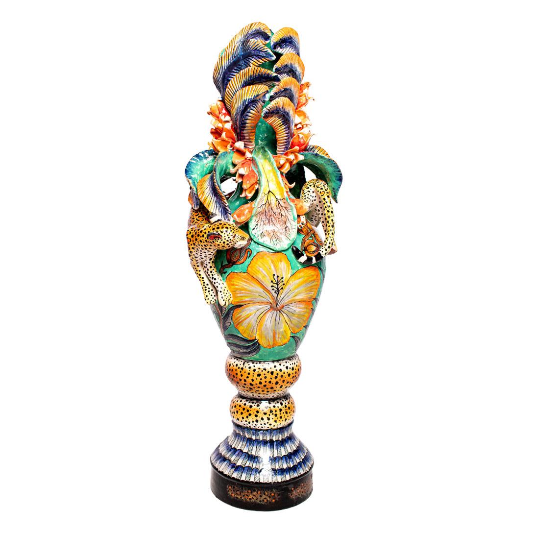 Wiseman Ceramics presenta un sorprendente vaso di ceramica Leopard, alto 25 pollici e con dimensioni di 11 pollici di lunghezza e 8 pollici di larghezza. Dipinto a mano da Nqobile e scolpito a mano da George & Thabo, questo pezzo fonde l'arte con il
