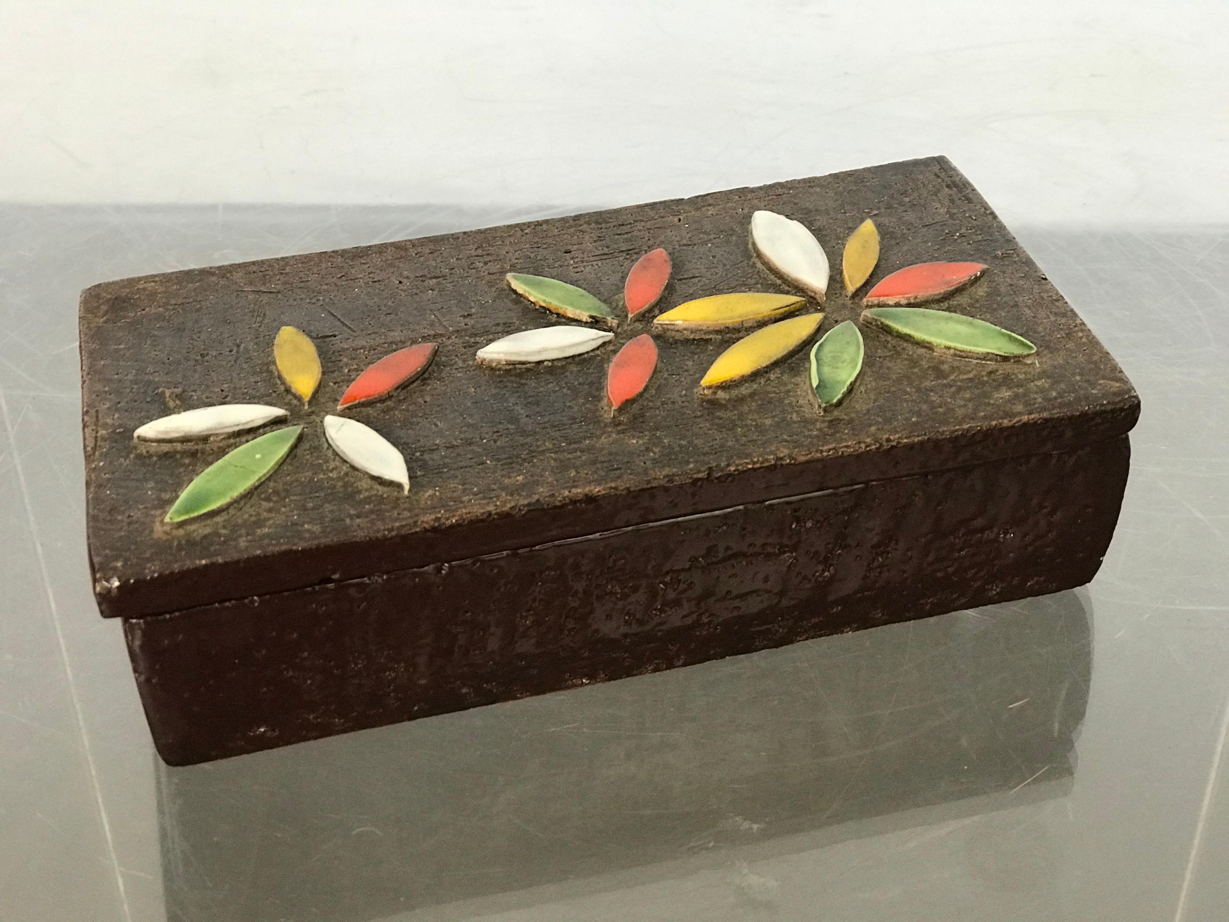 Very nice brown ceramic Bitossi box, circa 1960's. Lovely flower relief on top. Nice condition. One small hair-line crack on the top of one green flower petal (see pictures).
Measures: 8