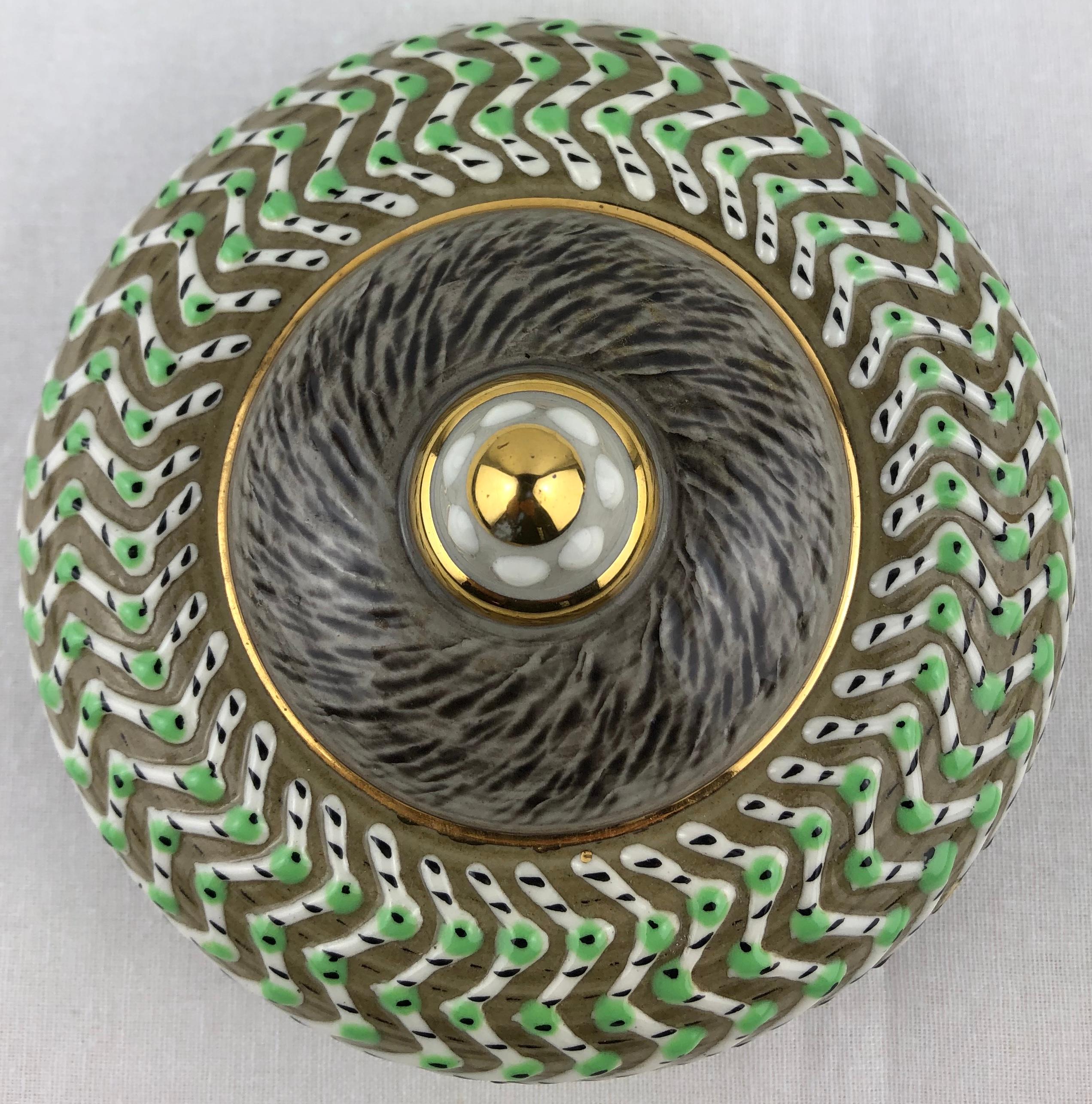 Magnifique boîte à bibelots ou à bijoux décorative en céramique fabriquée à la main.

Cette magnifique boîte est moulée en grès décoratif et ornée d'émaux métalliques glacés. Le design est celui de Jacques Breugnot et porte sa signature, vers les