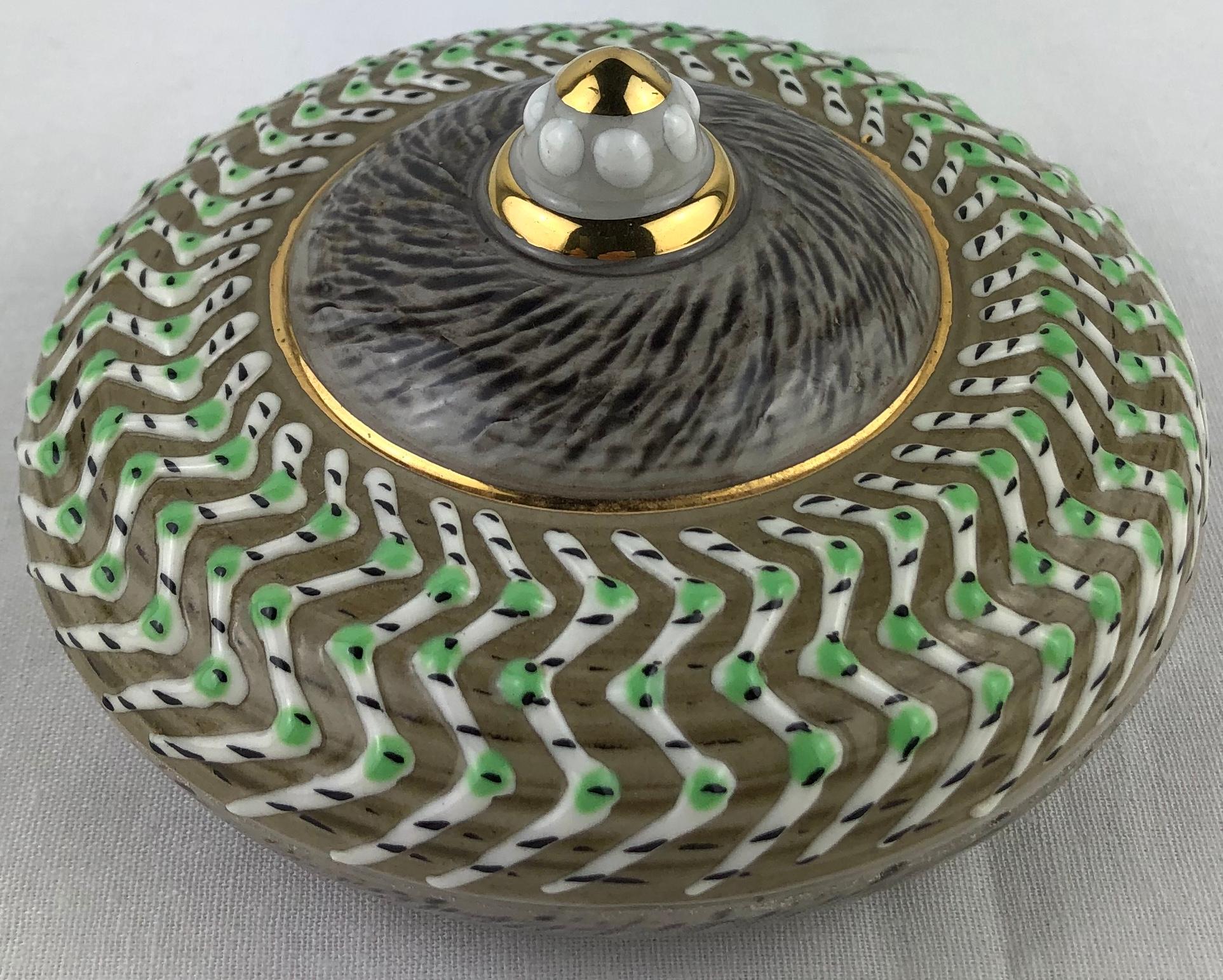 Boîte à bijoux ou à bibelots à couvercle en céramique signée Jacques Breugnot, années 1950 Bon état à Miami, FL