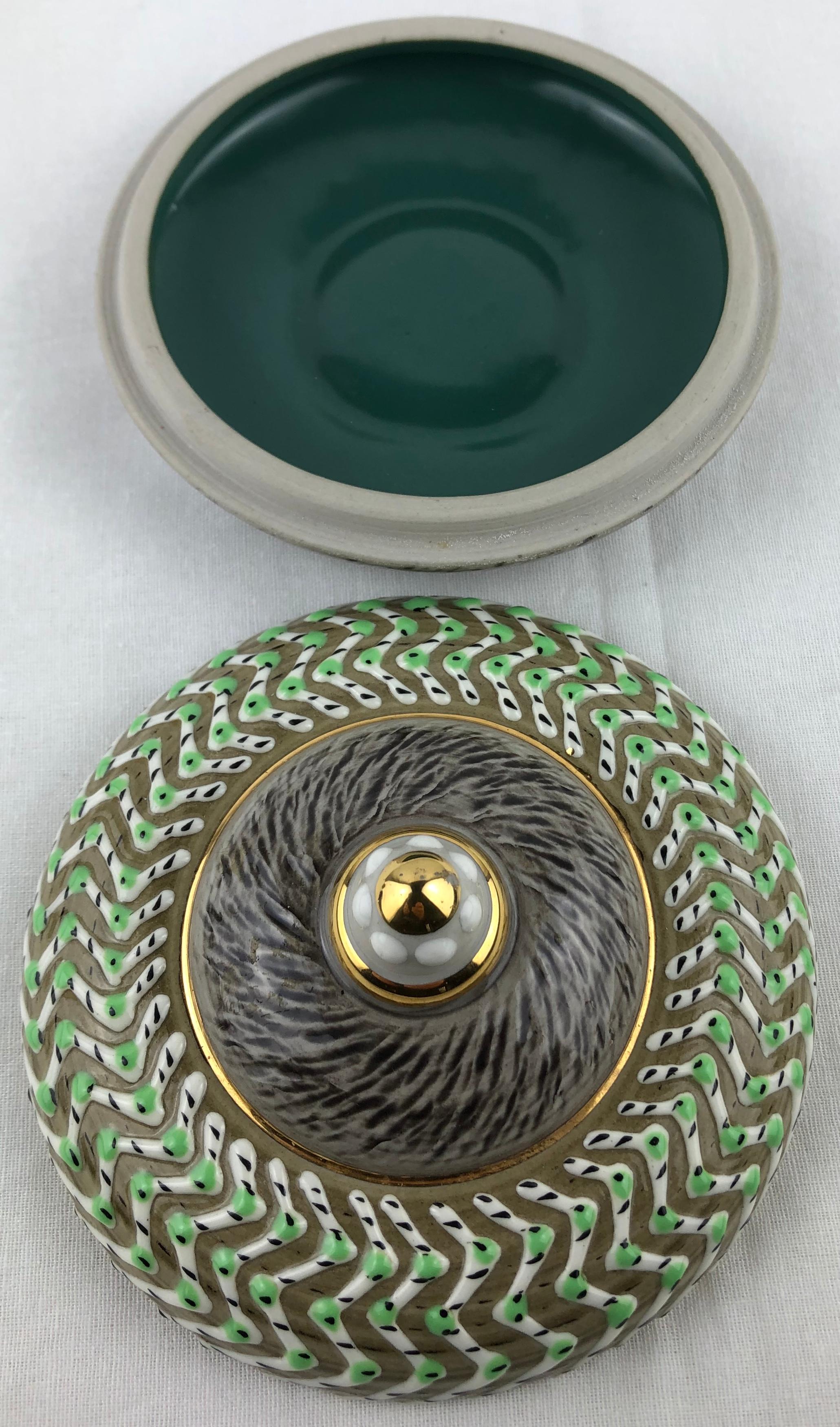 Céramique Boîte à bijoux ou à bibelots à couvercle en céramique signée Jacques Breugnot, années 1950