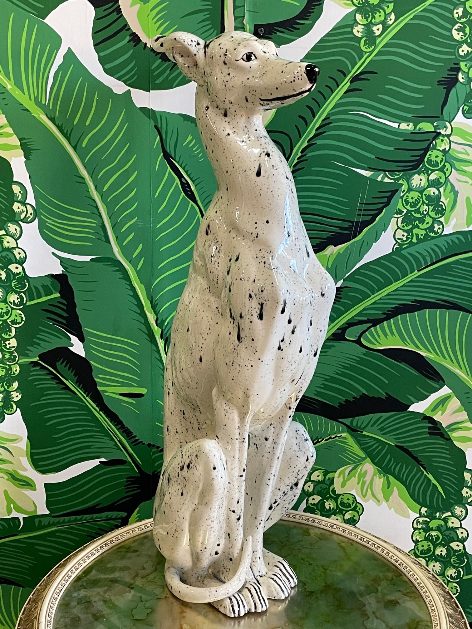 Hollywood Regency Statue de chien Whippet ou Greyhound assis en céramique grandeur nature