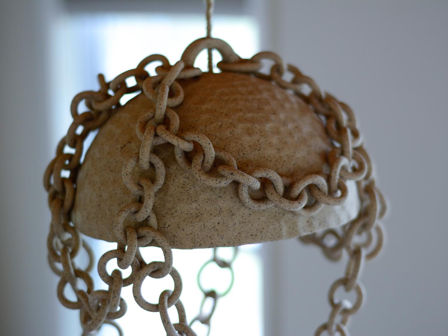 Lampada a sospensione con catena a maglie in ceramica in vendita 1