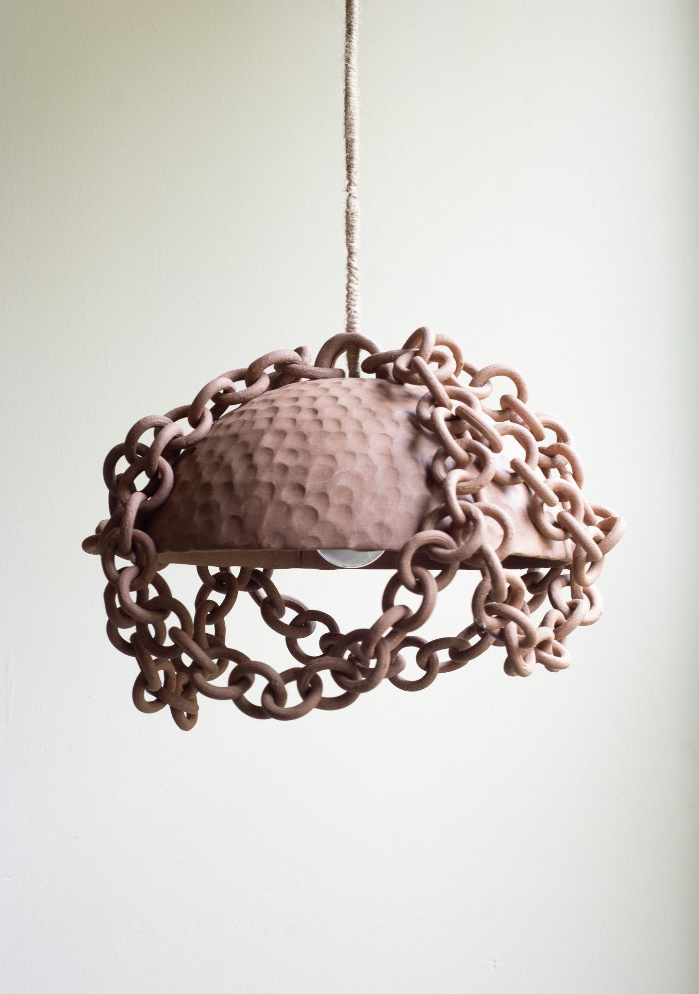 
 
Il lampadario in ceramica  è un'opera d'arte accattivante che fonde perfettamente un'estetica moderna e organica con un'atmosfera nomade, bohémien o da spiaggia.
 Materiali: La struttura portante del lampadario è composta da materiali costruiti a