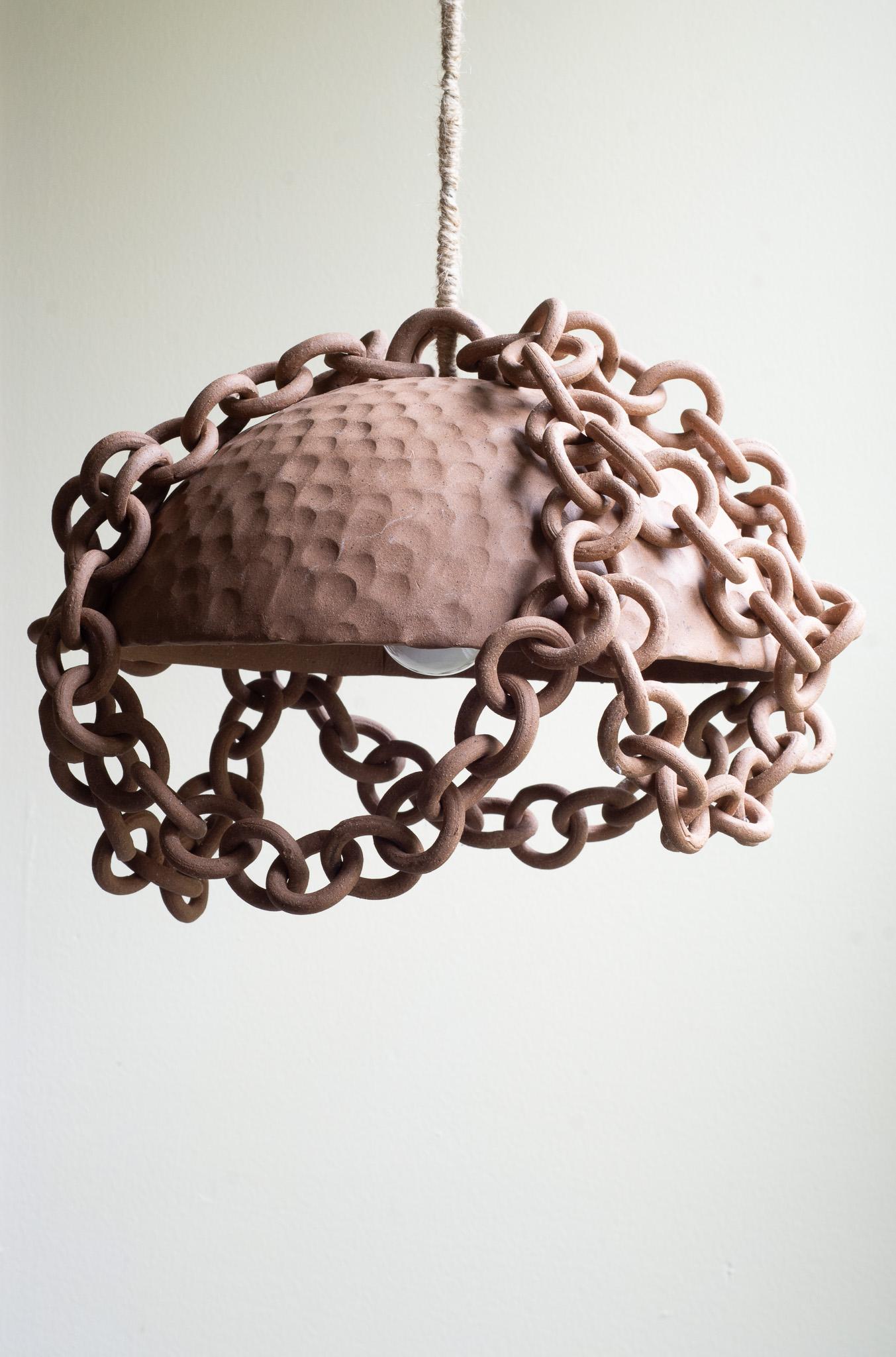 Americano Lampada a sospensione con catena a maglie in ceramica in vendita