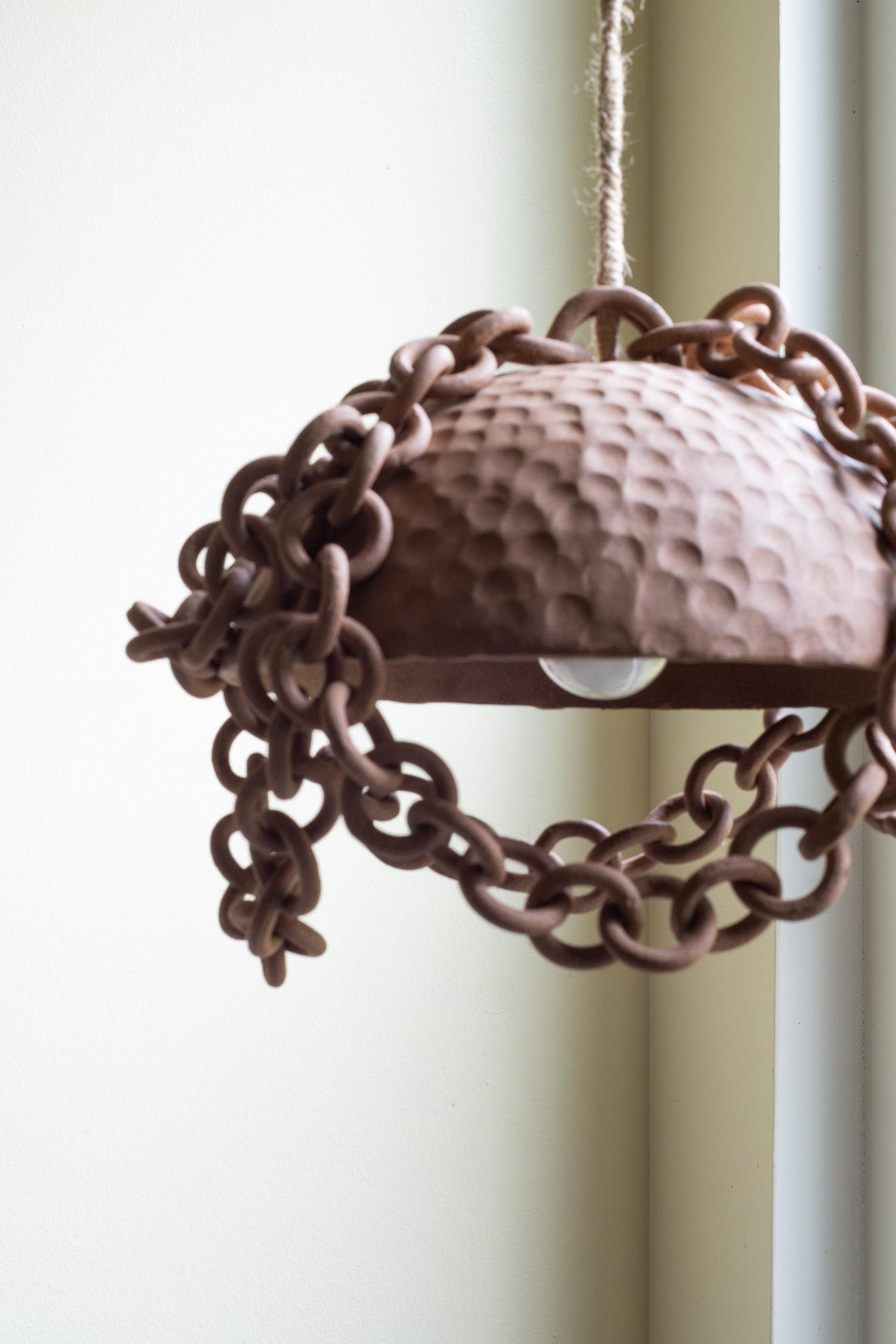 Fatto a mano Lampada a sospensione con catena a maglie in ceramica in vendita