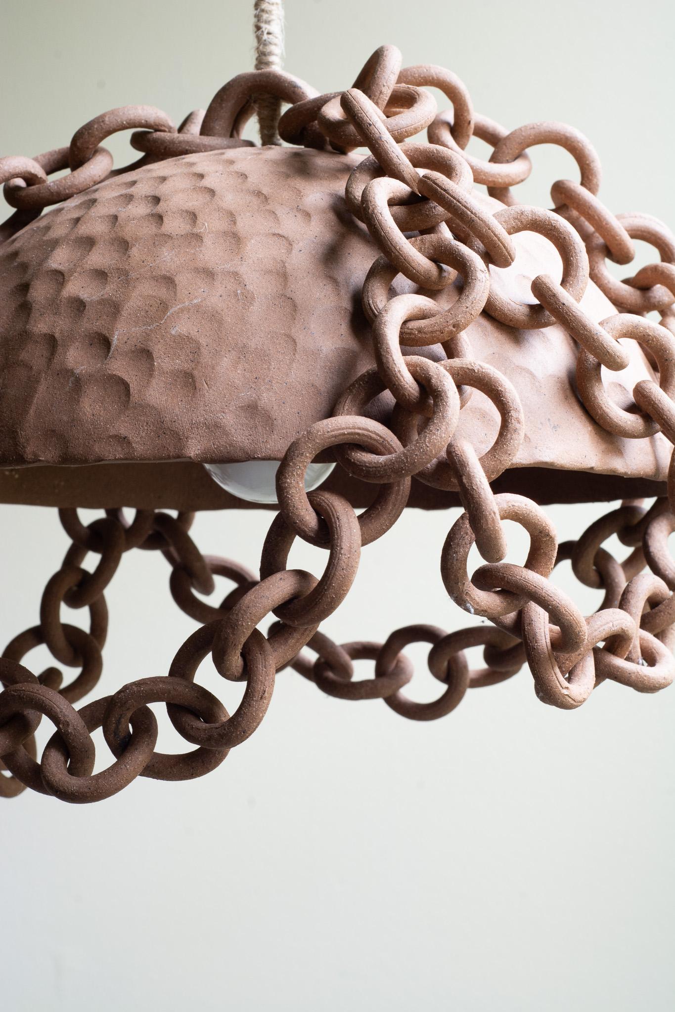 Lampada a sospensione con catena a maglie in ceramica In condizioni Nuovo in vendita a Attleboro, MA