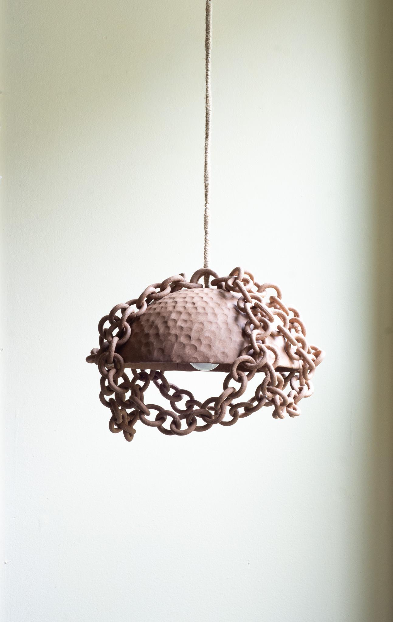 XXI secolo e contemporaneo Lampada a sospensione con catena a maglie in ceramica in vendita