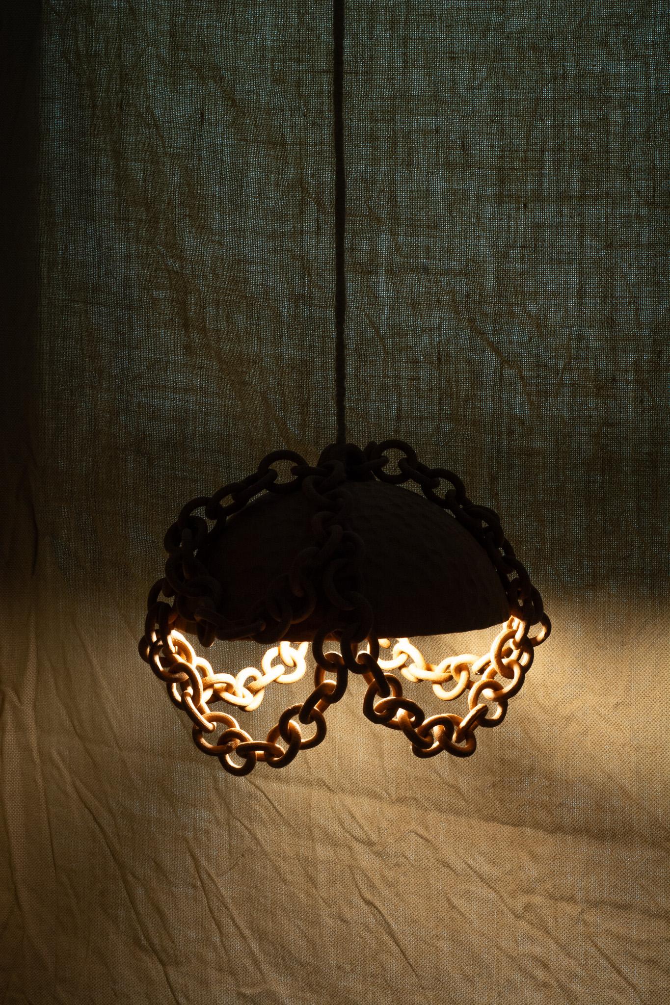 Lampada a sospensione con catena a maglie in ceramica in vendita 1