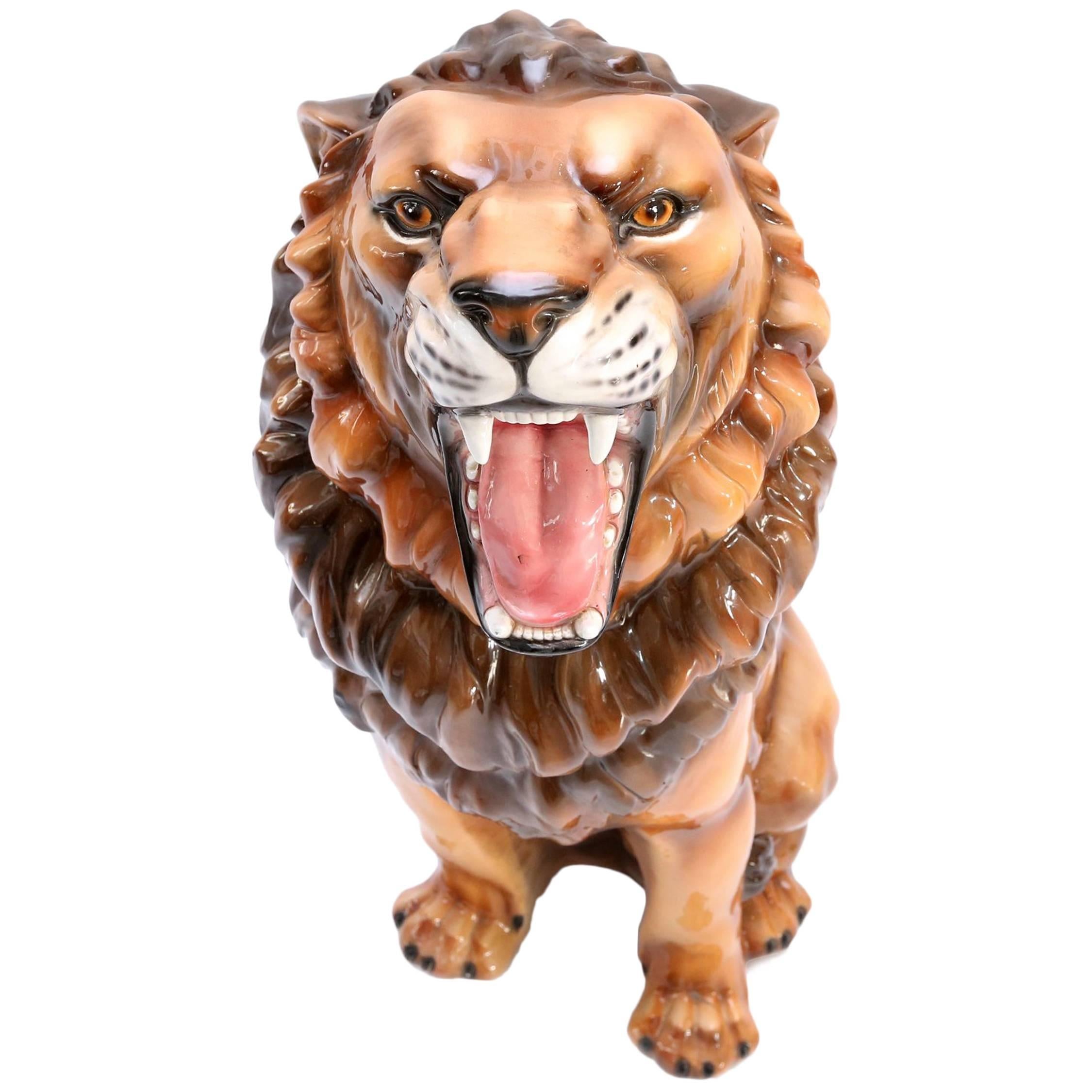 Hollywood Regency ceramic lion sculpture.
Sitting lion with roaring expression.
hand painted and glazed,

Italy, 1960s.

Measures: H 85 cm x L 55 cm x W 40 cm.

Would fit well in an eclectic tropical interior inspired by Gabriella Crespi or