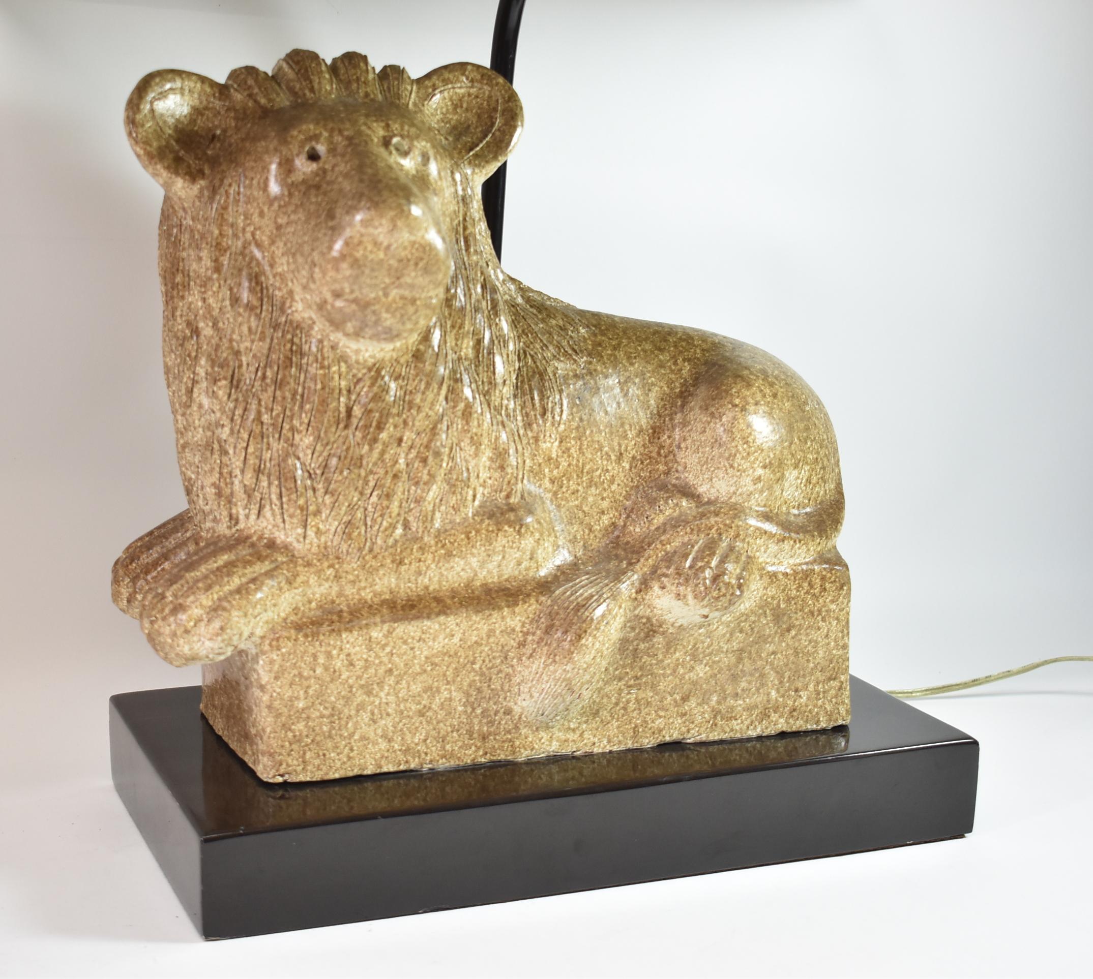 Moderne Lampe de bureau lion en céramique par Steve Chase avec abat-jour à cordes d'origine en vente