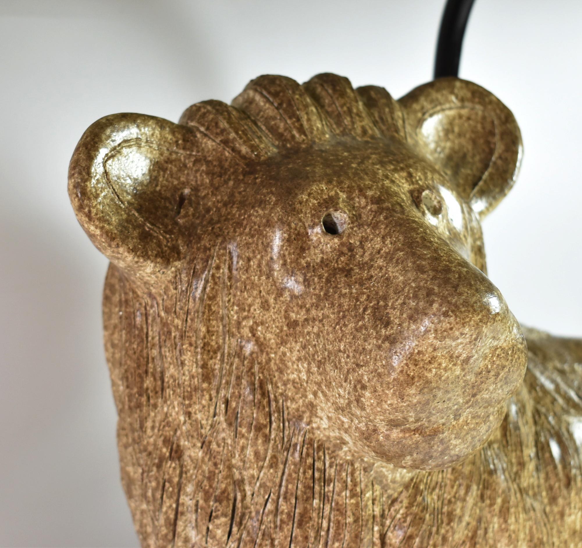 Keramik-Tischlampe mit Löwenmotiv von Steve Chase mit originalem String-Schirm im Zustand „Gut“ im Angebot in Toledo, OH