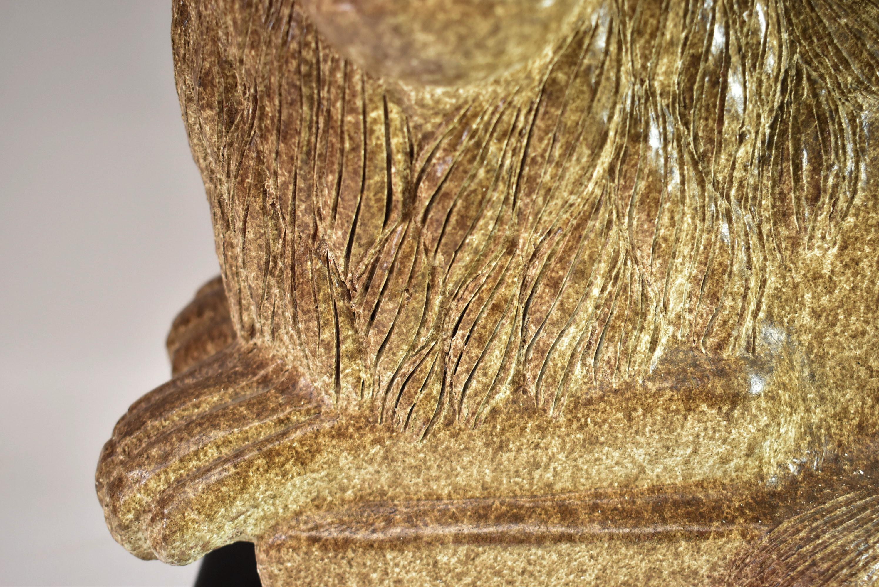 20ième siècle Lampe de bureau lion en céramique par Steve Chase avec abat-jour à cordes d'origine en vente