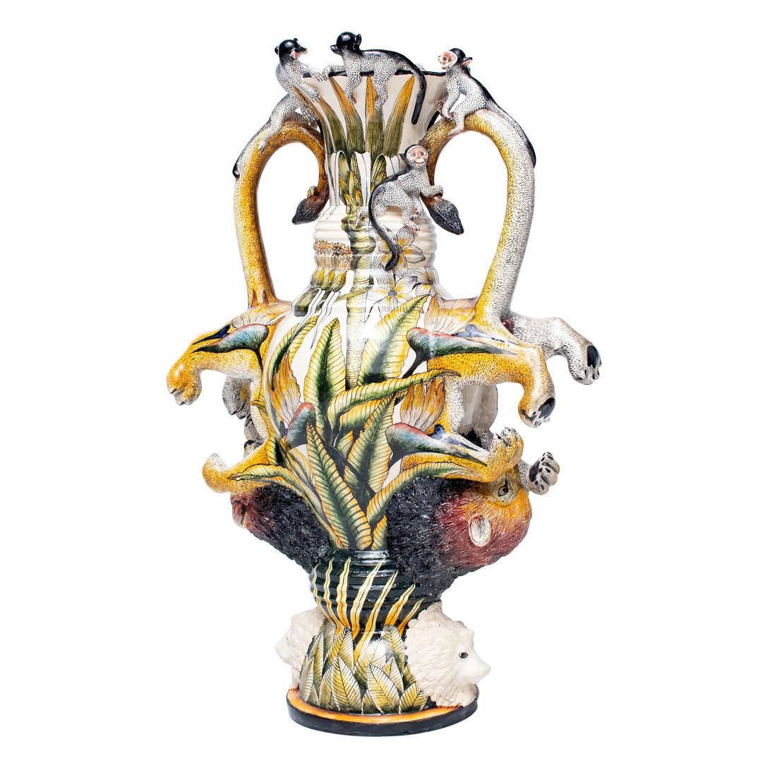 Moderno Vaso Leone in ceramica con doppio manico  , realizzato a mano in Sudafrica in vendita
