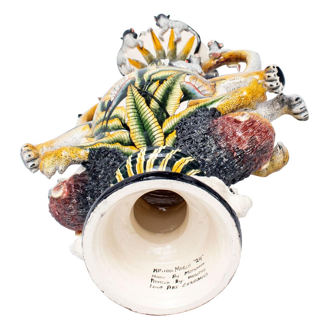 Sudafricano Vaso Leone in ceramica con doppio manico  , realizzato a mano in Sudafrica in vendita