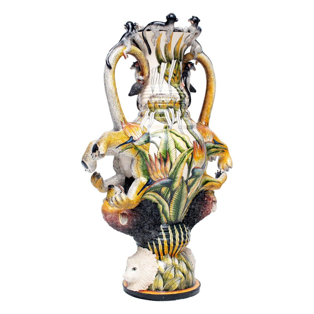 Vaso Leone in ceramica con doppio manico  , realizzato a mano in Sudafrica In condizioni ottime in vendita a North Miami, FL