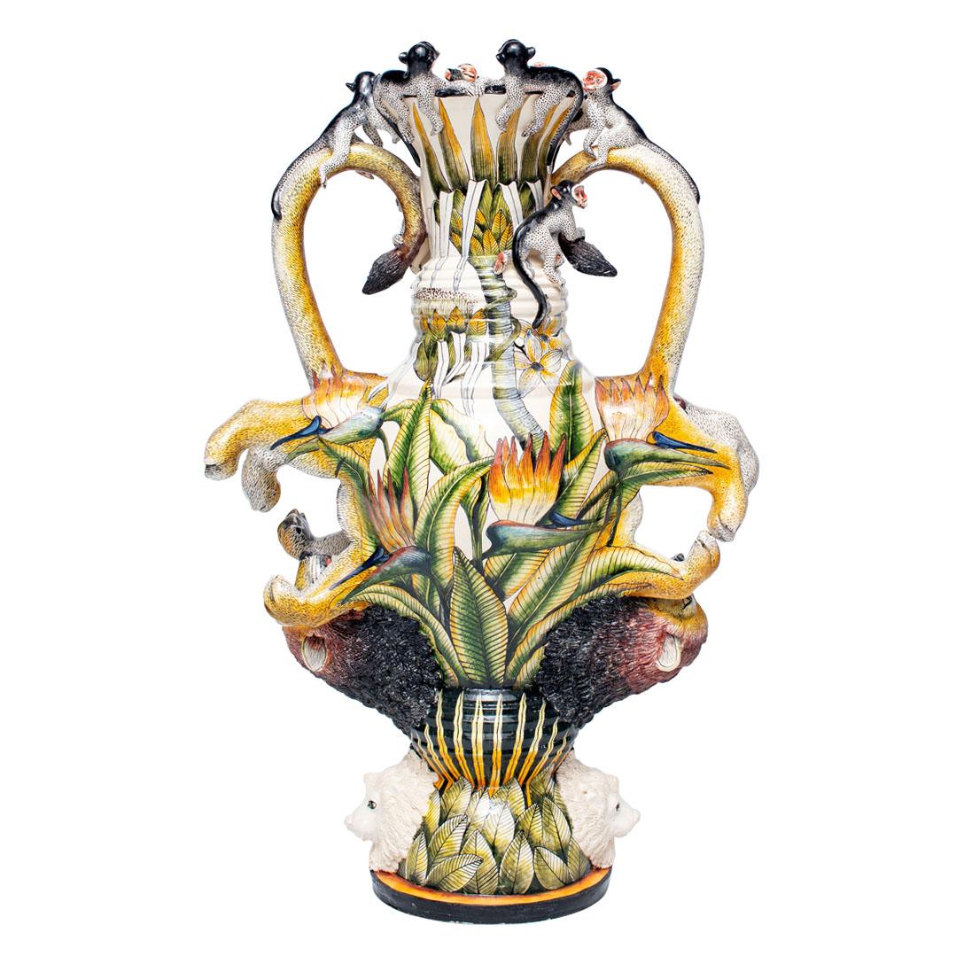 XXI secolo e contemporaneo Vaso Leone in ceramica con doppio manico  , realizzato a mano in Sudafrica in vendita