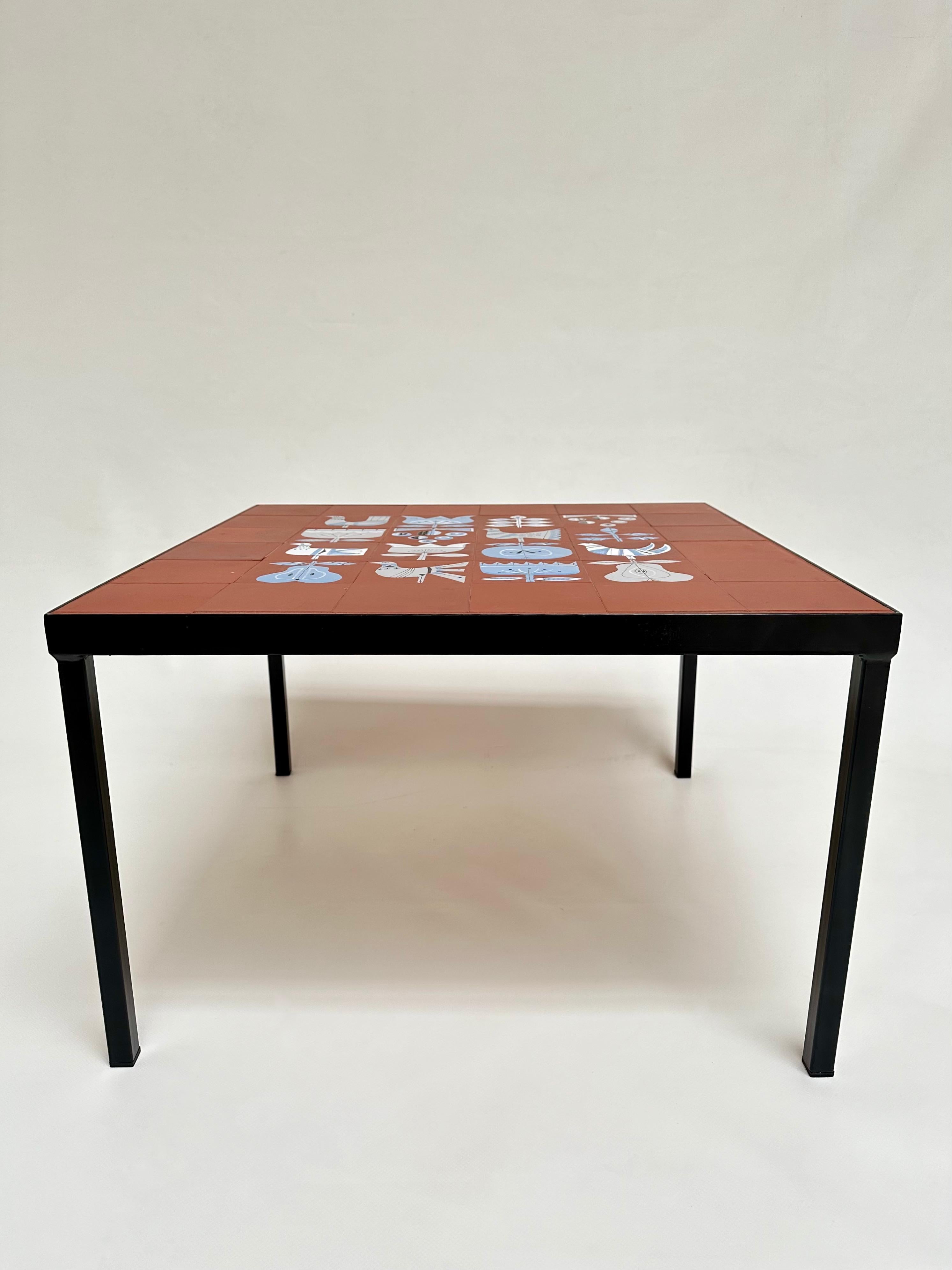 Milieu du XXe siècle Table basse avec carreaux de Roger Capron en vente