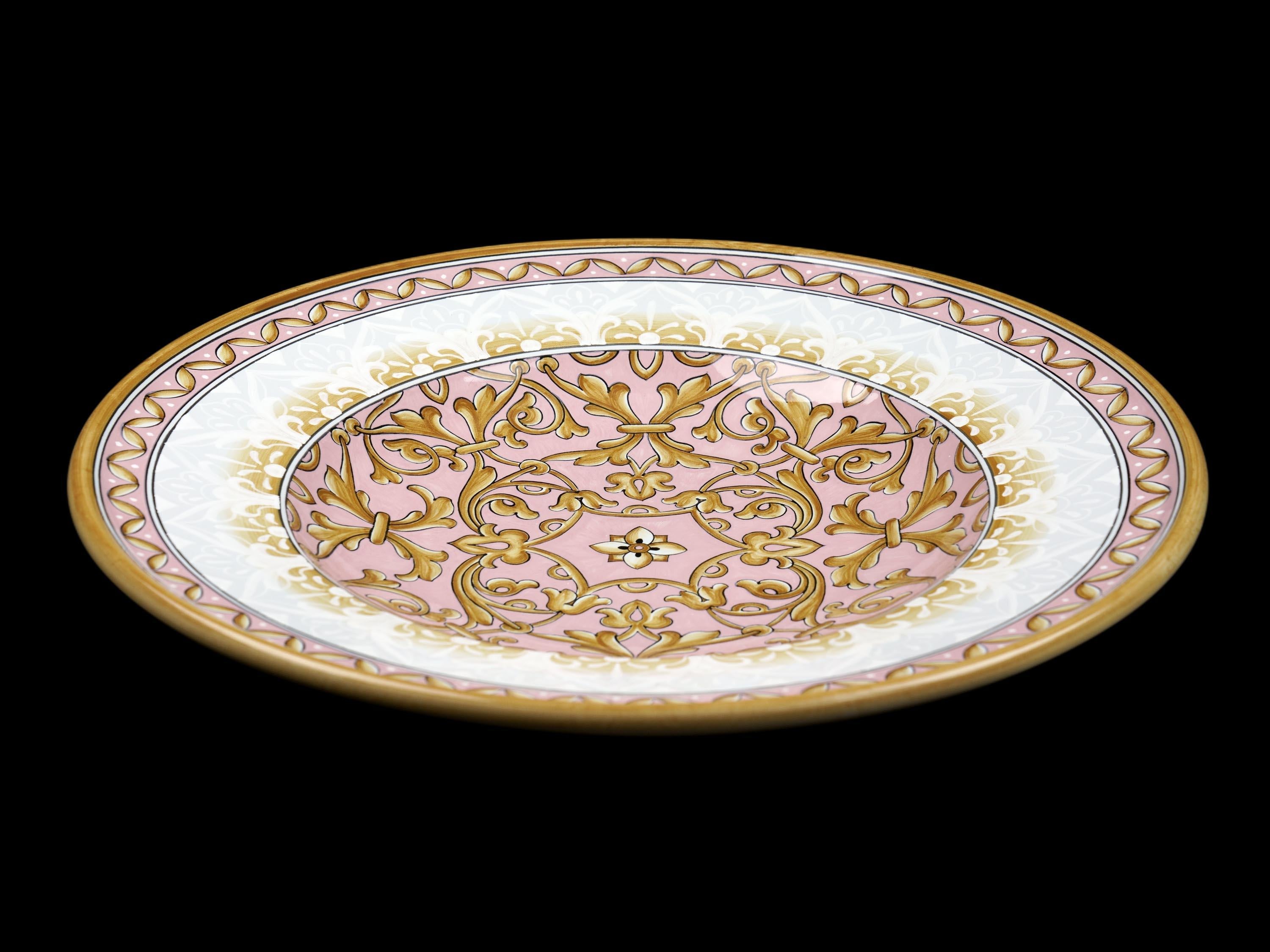 Céramique Grande assiette en céramique, centre de table décoratif en majolique rose et blanc, en stock en vente