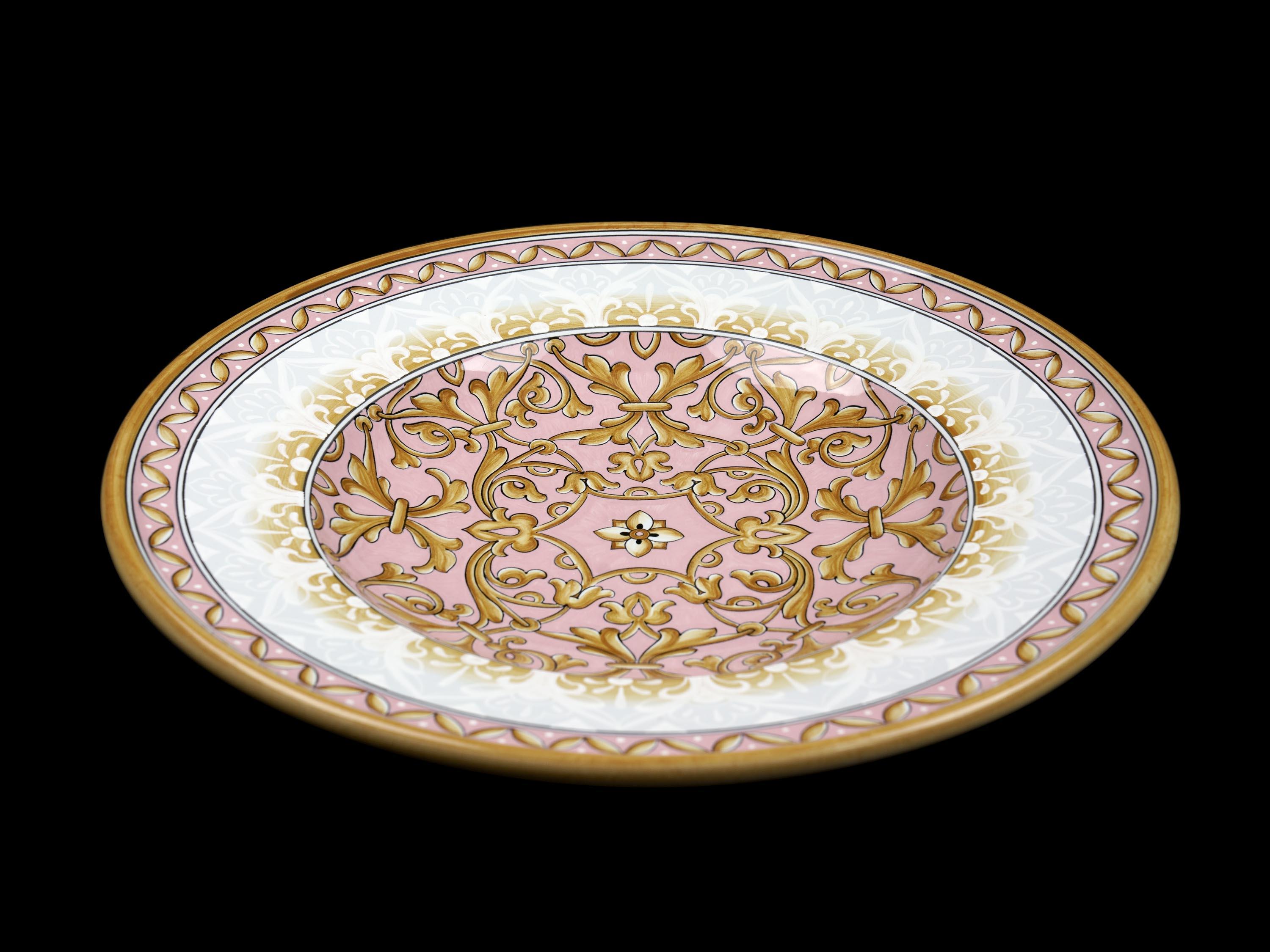 Grande assiette en céramique, centre de table décoratif en majolique rose et blanc, en stock en vente 1