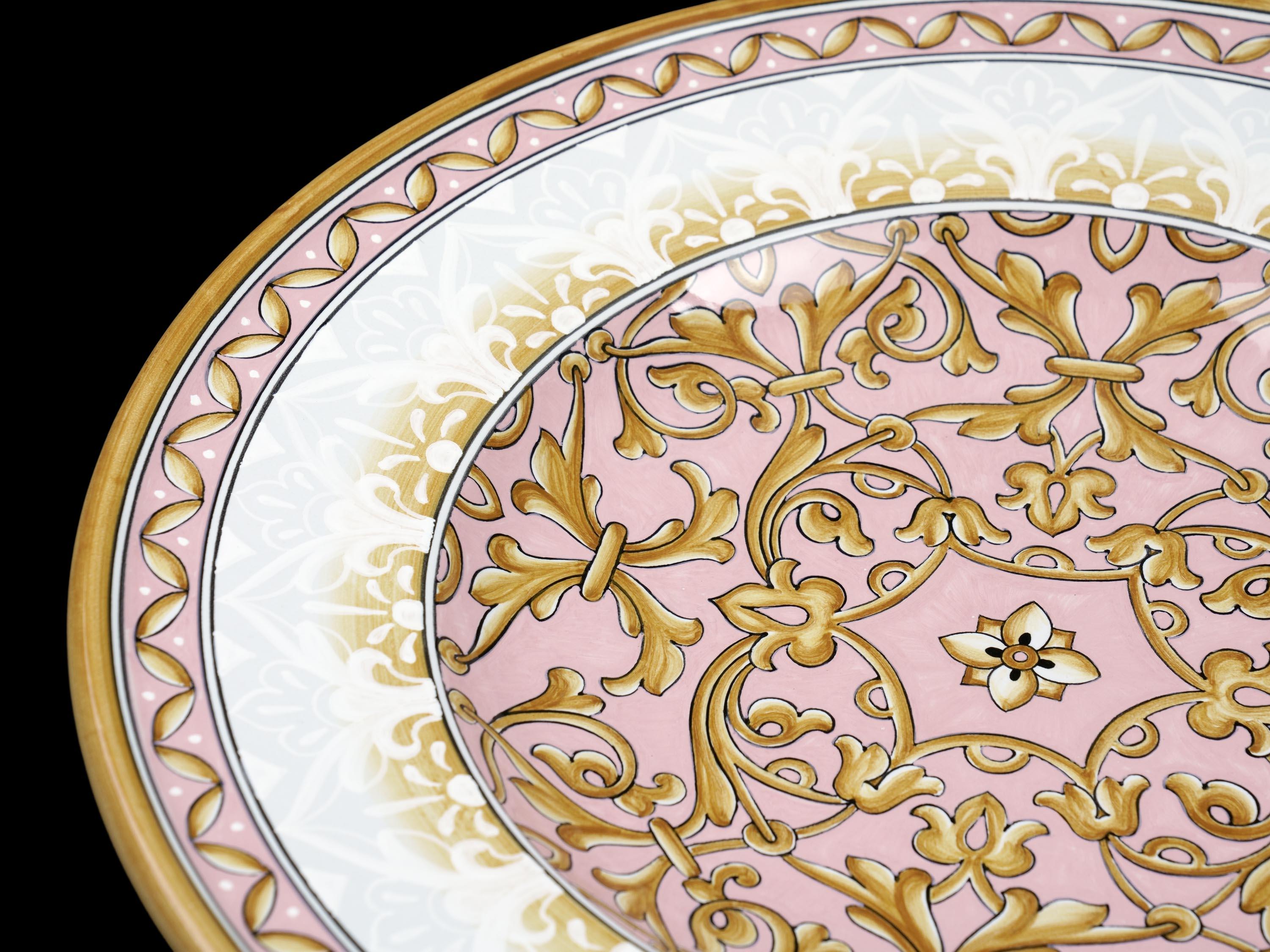 Grande assiette en céramique, centre de table décoratif en majolique rose et blanc, en stock en vente 2