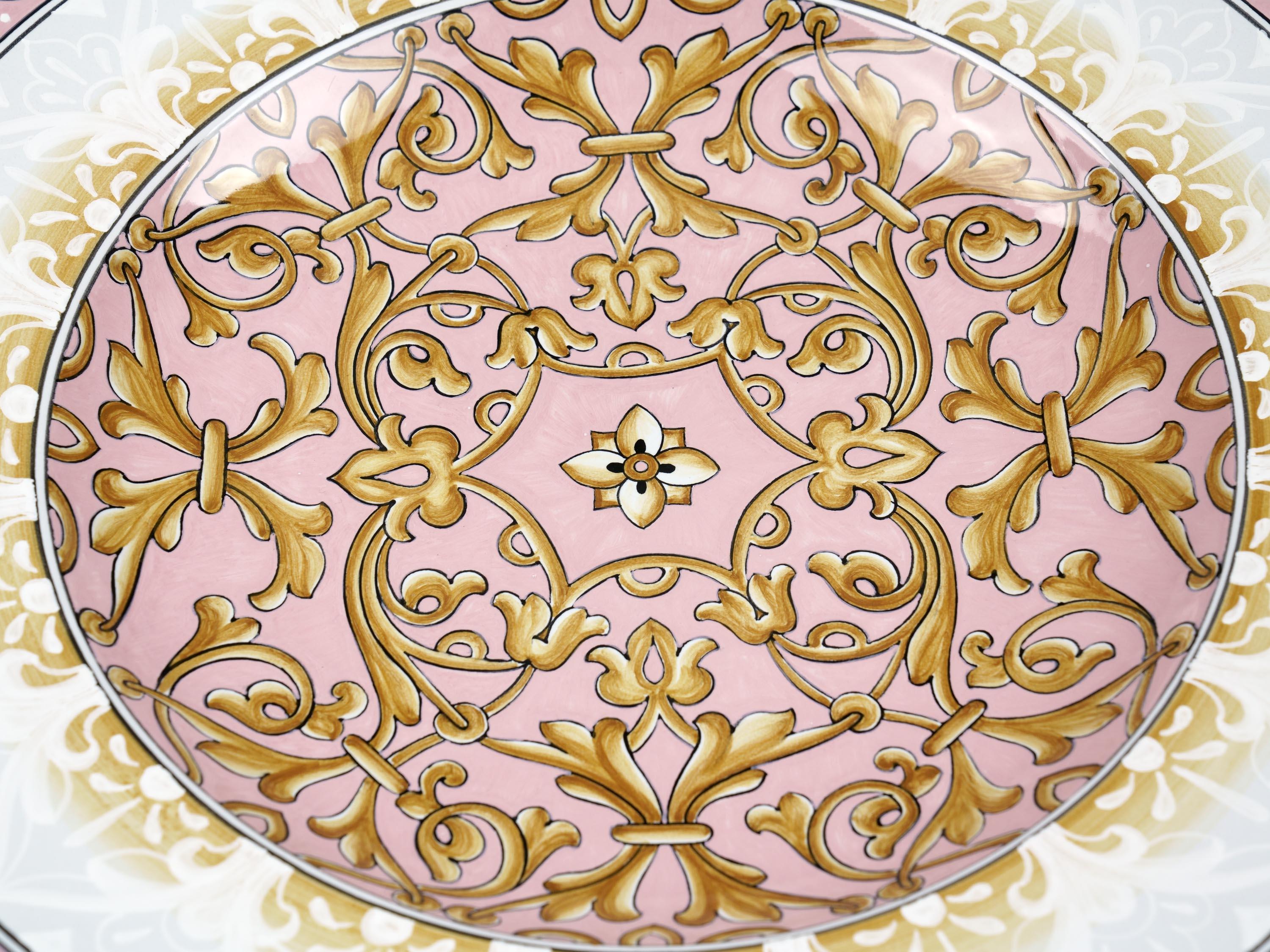 Grande assiette en céramique, centre de table décoratif en majolique rose et blanc, en stock en vente 3
