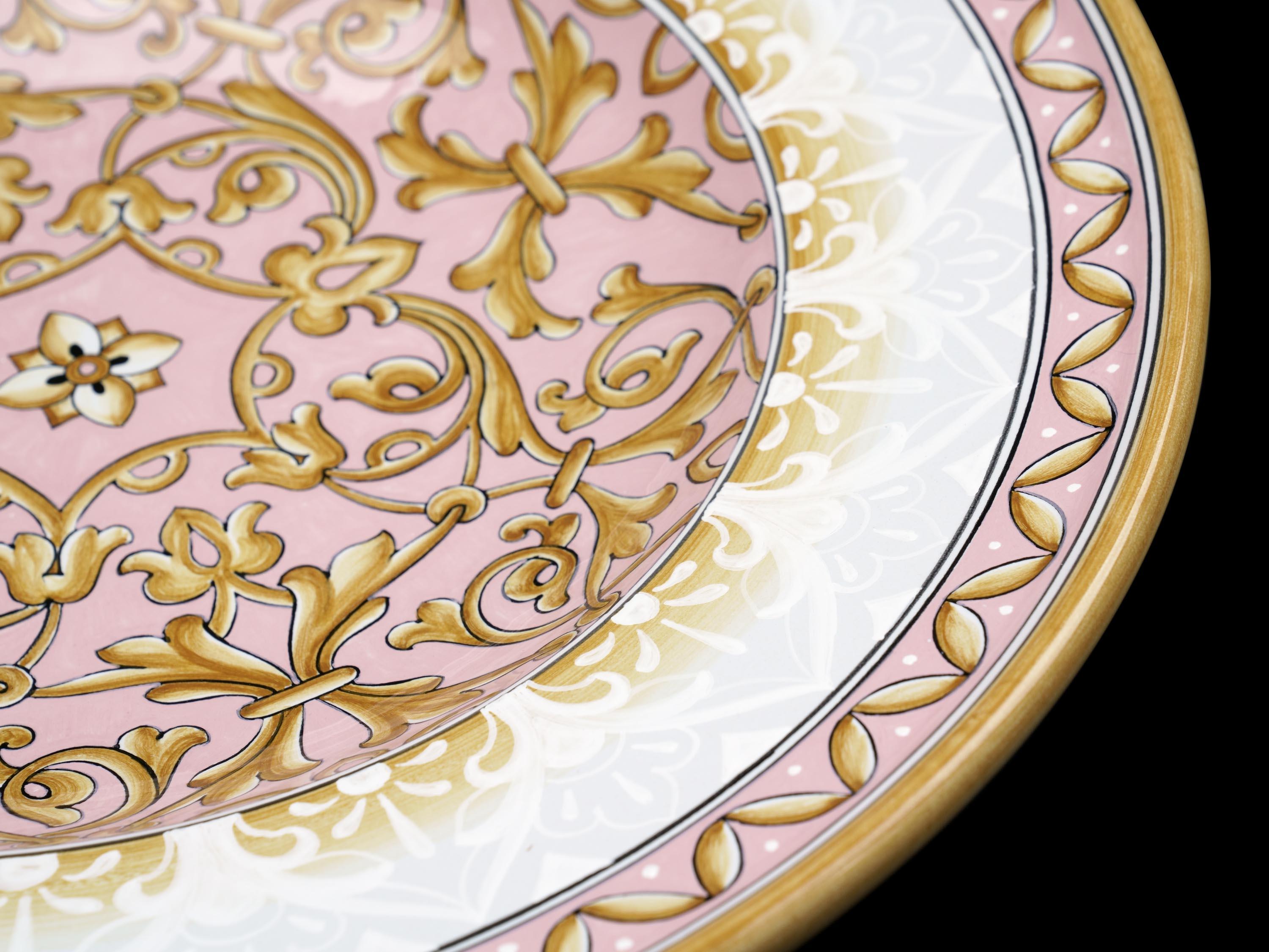 Grande assiette en céramique, centre de table décoratif en majolique rose et blanc, en stock en vente 4