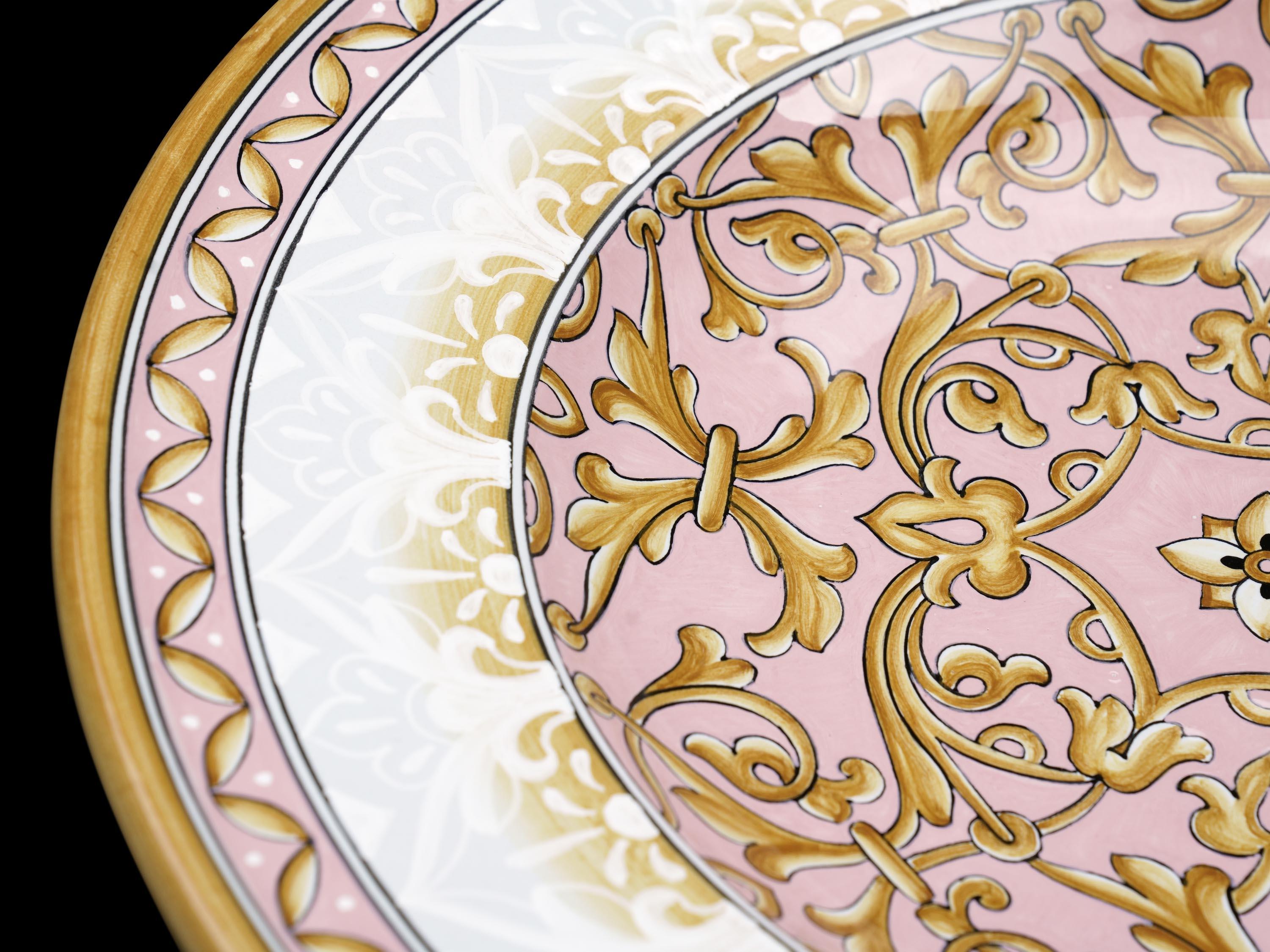 XXIe siècle et contemporain Grande assiette en céramique, centre de table décoratif en majolique rose et blanc, en stock en vente