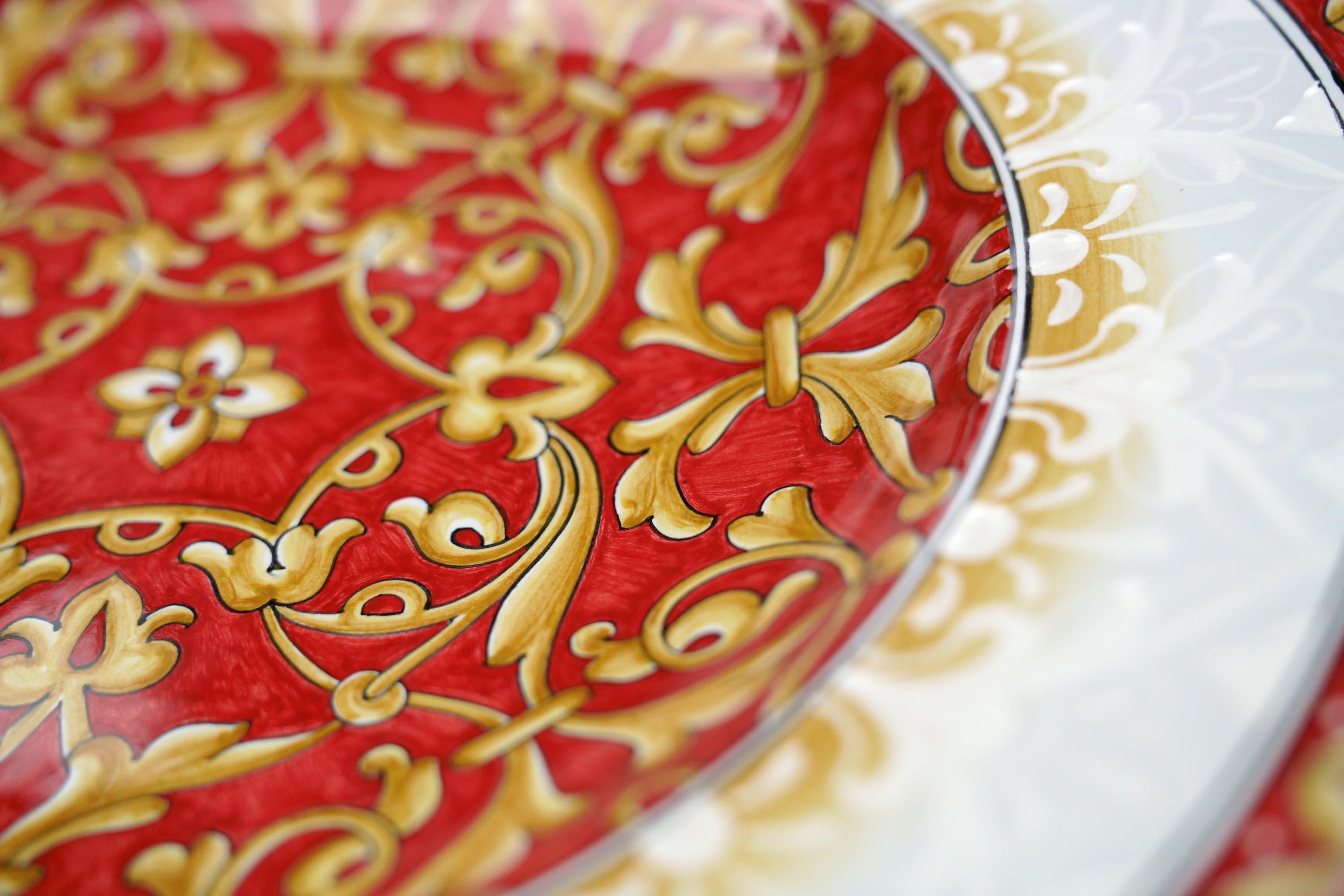 Plateau de centre de table ou plateau décoré d'un ornement, plat mural en majolique rouge, en stock en vente 6
