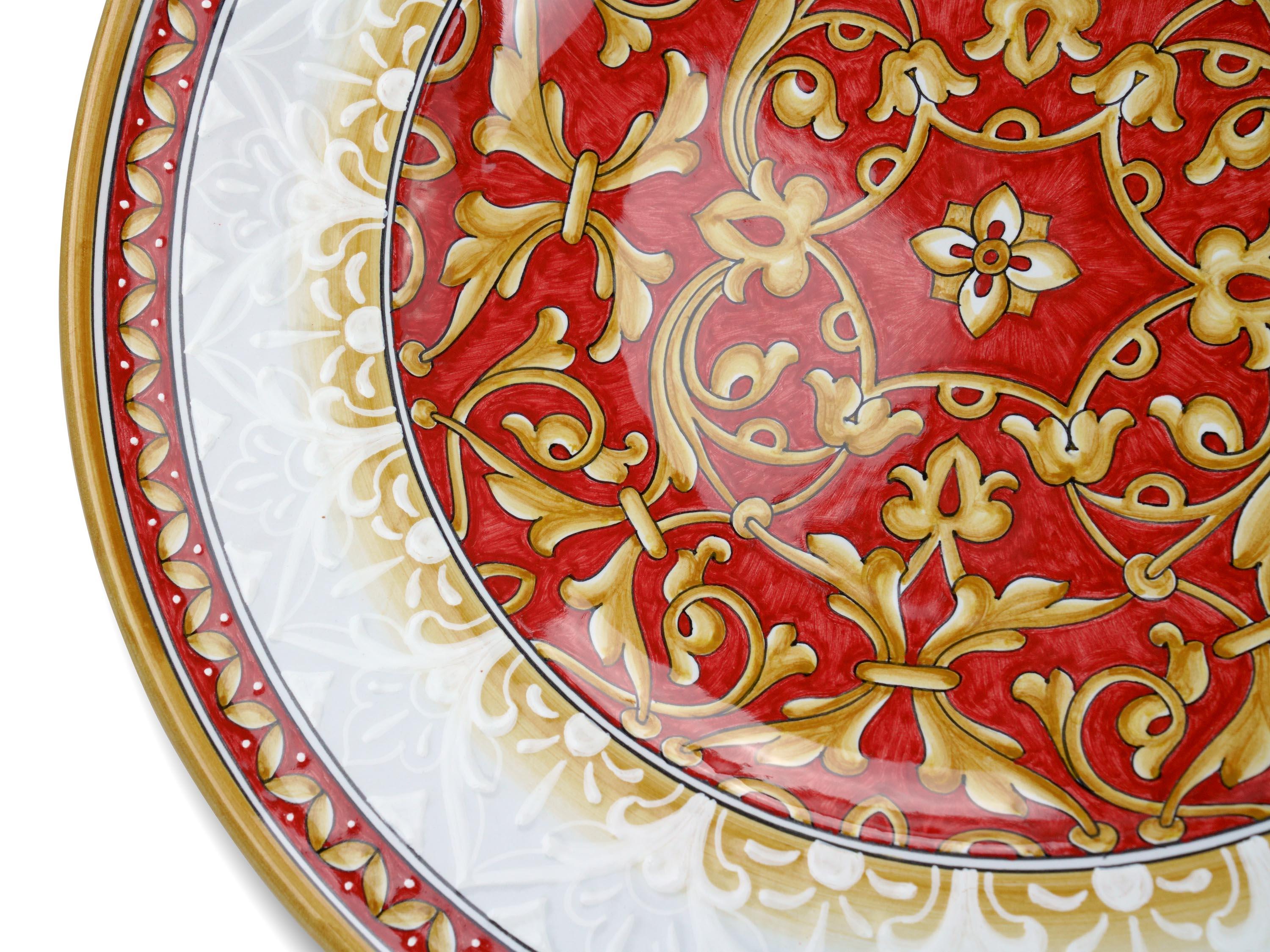 Plateau de centre de table ou plateau décoré d'un ornement, plat mural en majolique rouge, en stock en vente 1