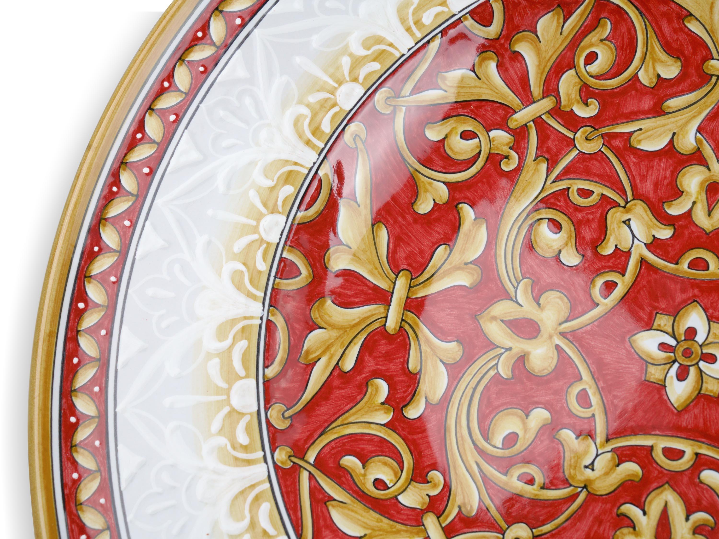 Plateau de centre de table ou plateau décoré d'un ornement, plat mural en majolique rouge, en stock en vente 2